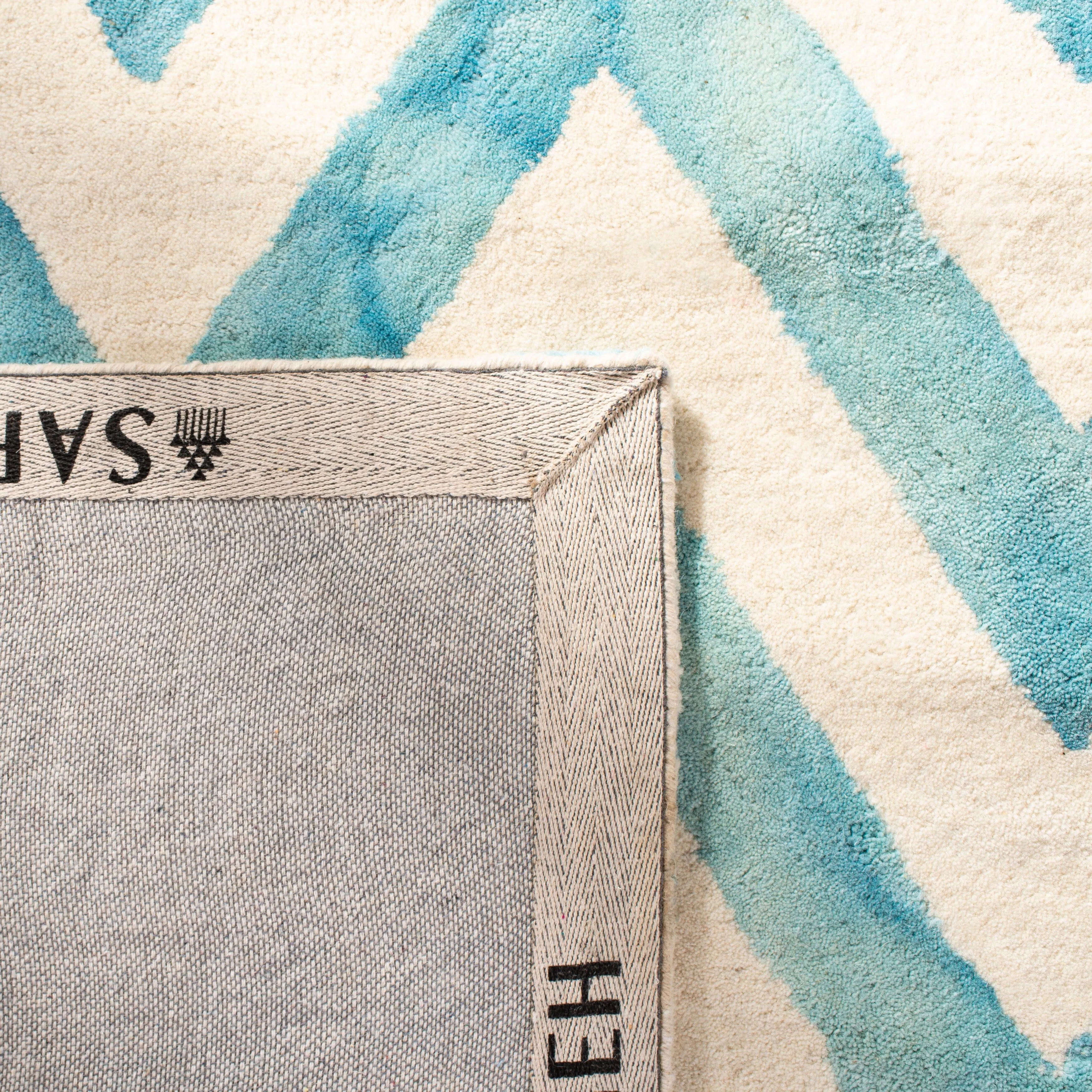 SAFAVIEH Dip Dye Erkhild Hand-tufted Wool Chevron Area Rug