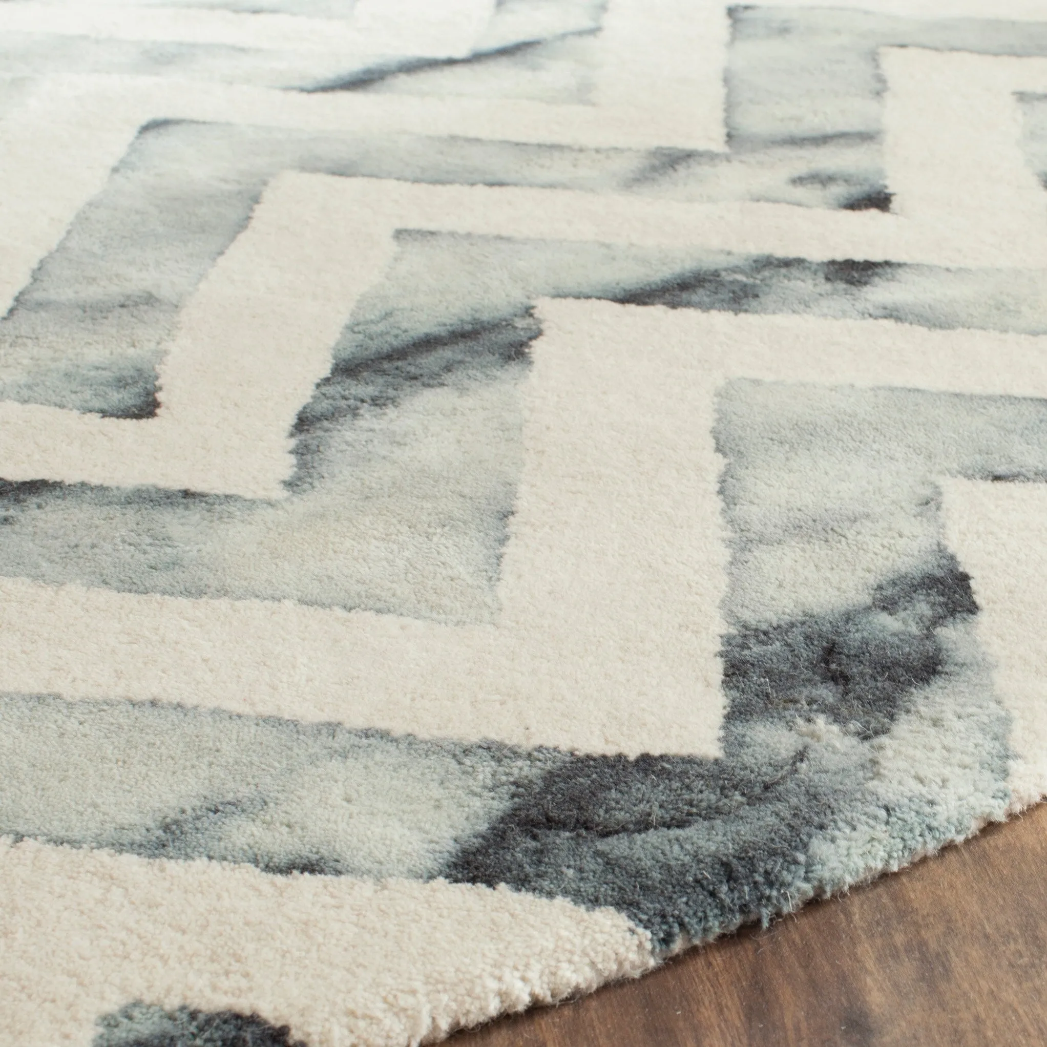 SAFAVIEH Dip Dye Erkhild Hand-tufted Wool Chevron Area Rug