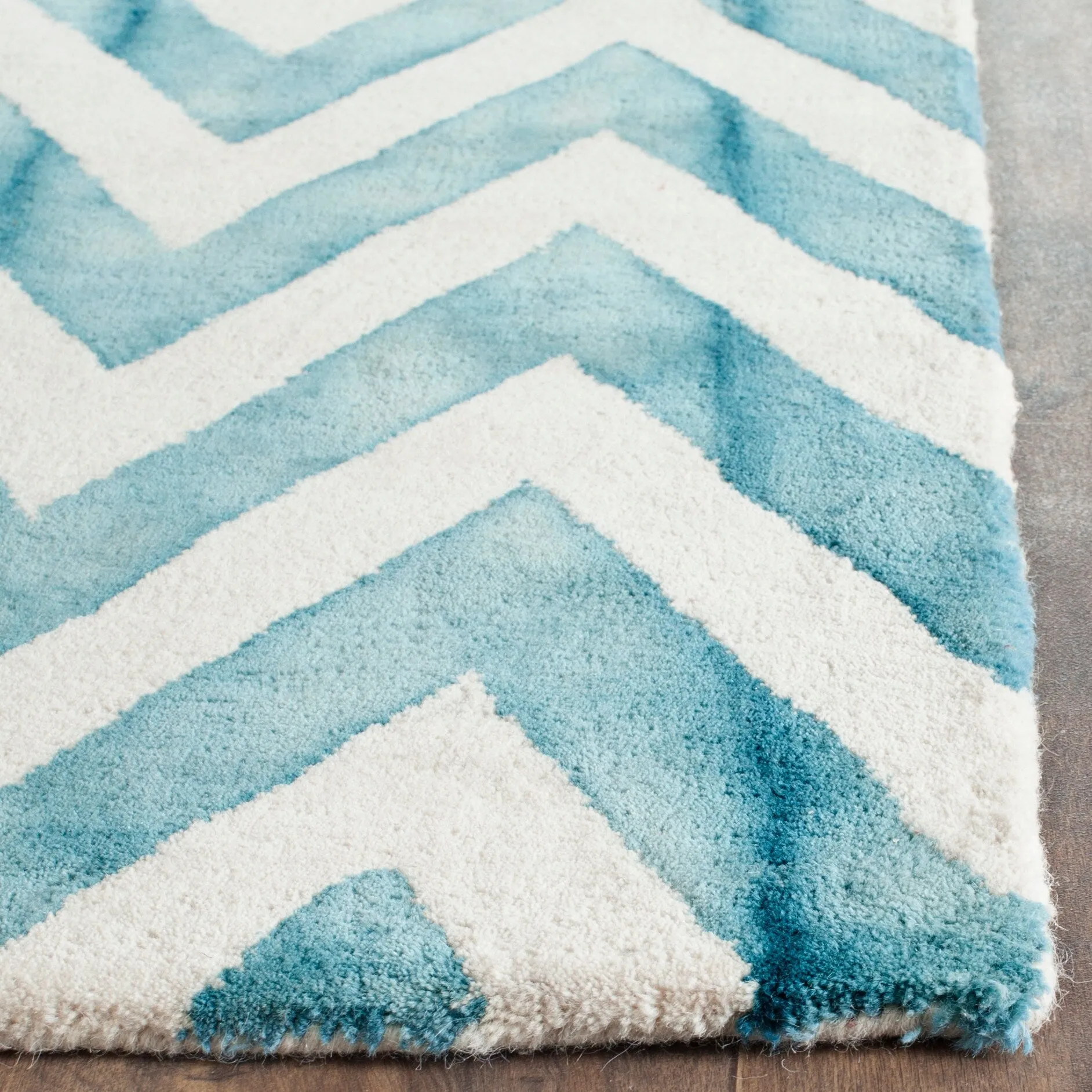 SAFAVIEH Dip Dye Erkhild Hand-tufted Wool Chevron Area Rug