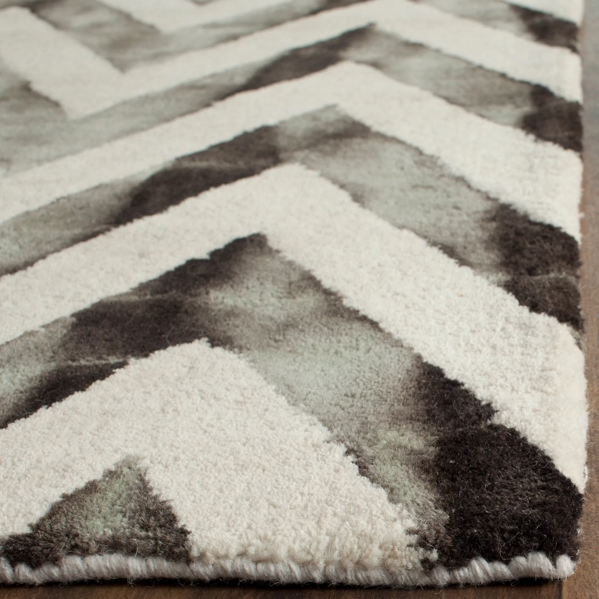 SAFAVIEH Dip Dye Erkhild Hand-tufted Wool Chevron Area Rug