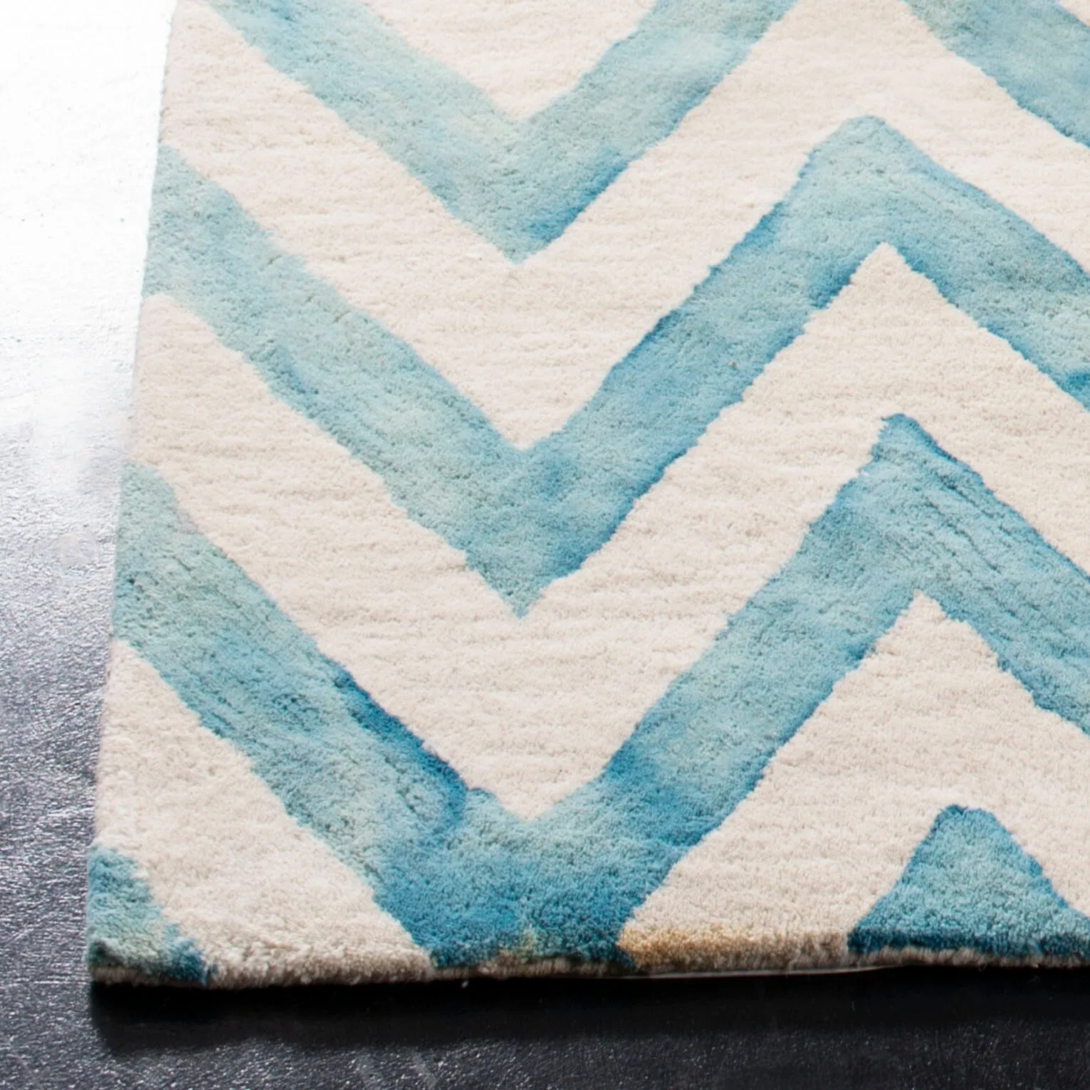 SAFAVIEH Dip Dye Erkhild Hand-tufted Wool Chevron Area Rug