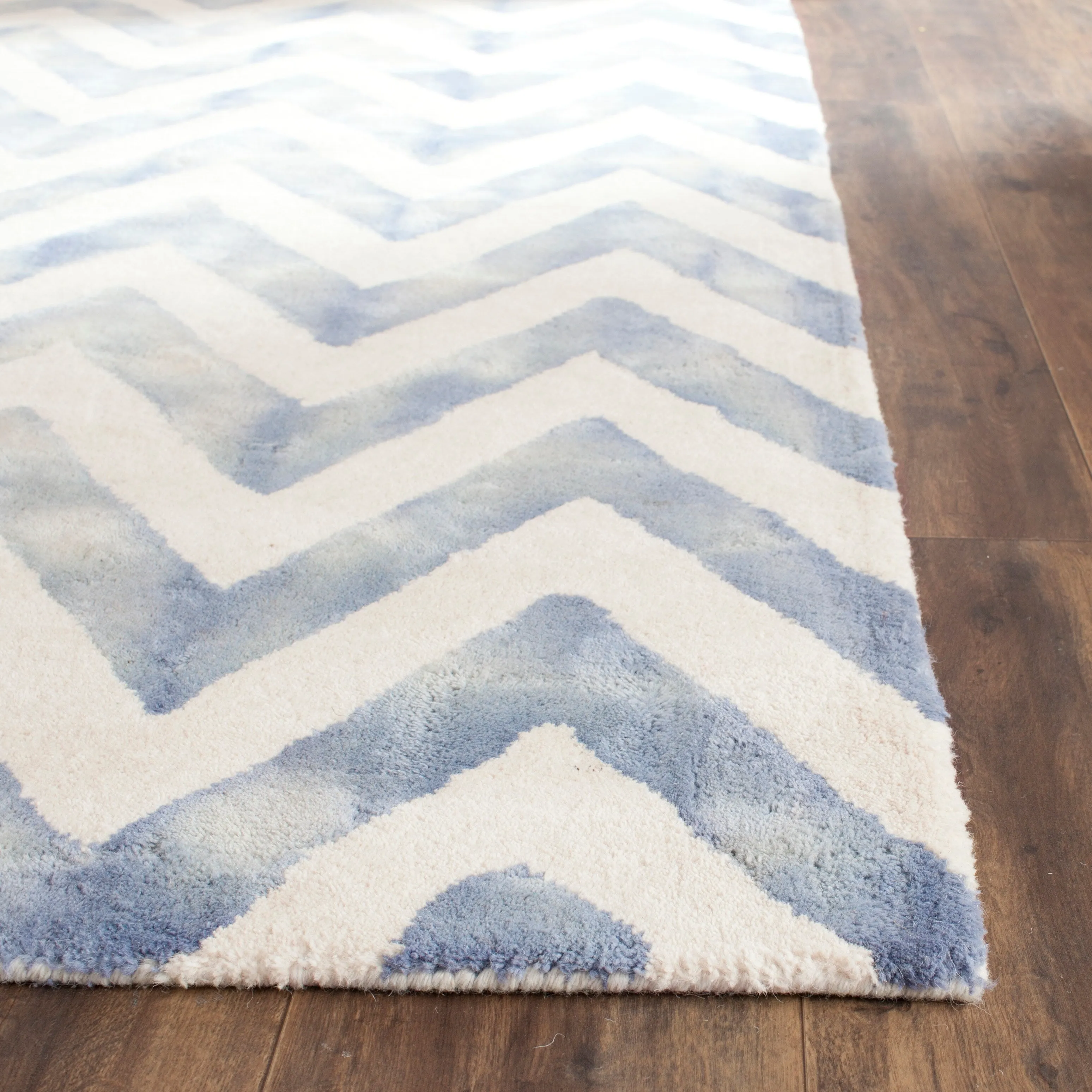 SAFAVIEH Dip Dye Erkhild Hand-tufted Wool Chevron Area Rug