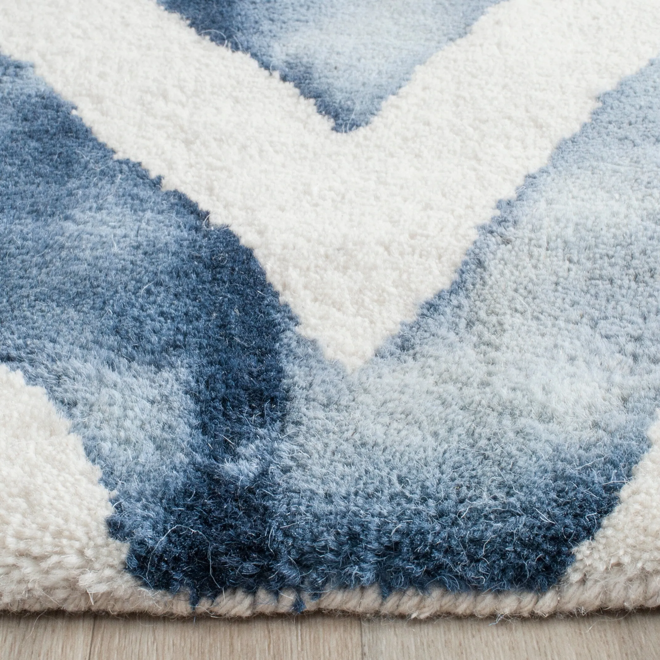 SAFAVIEH Dip Dye Erkhild Hand-tufted Wool Chevron Area Rug