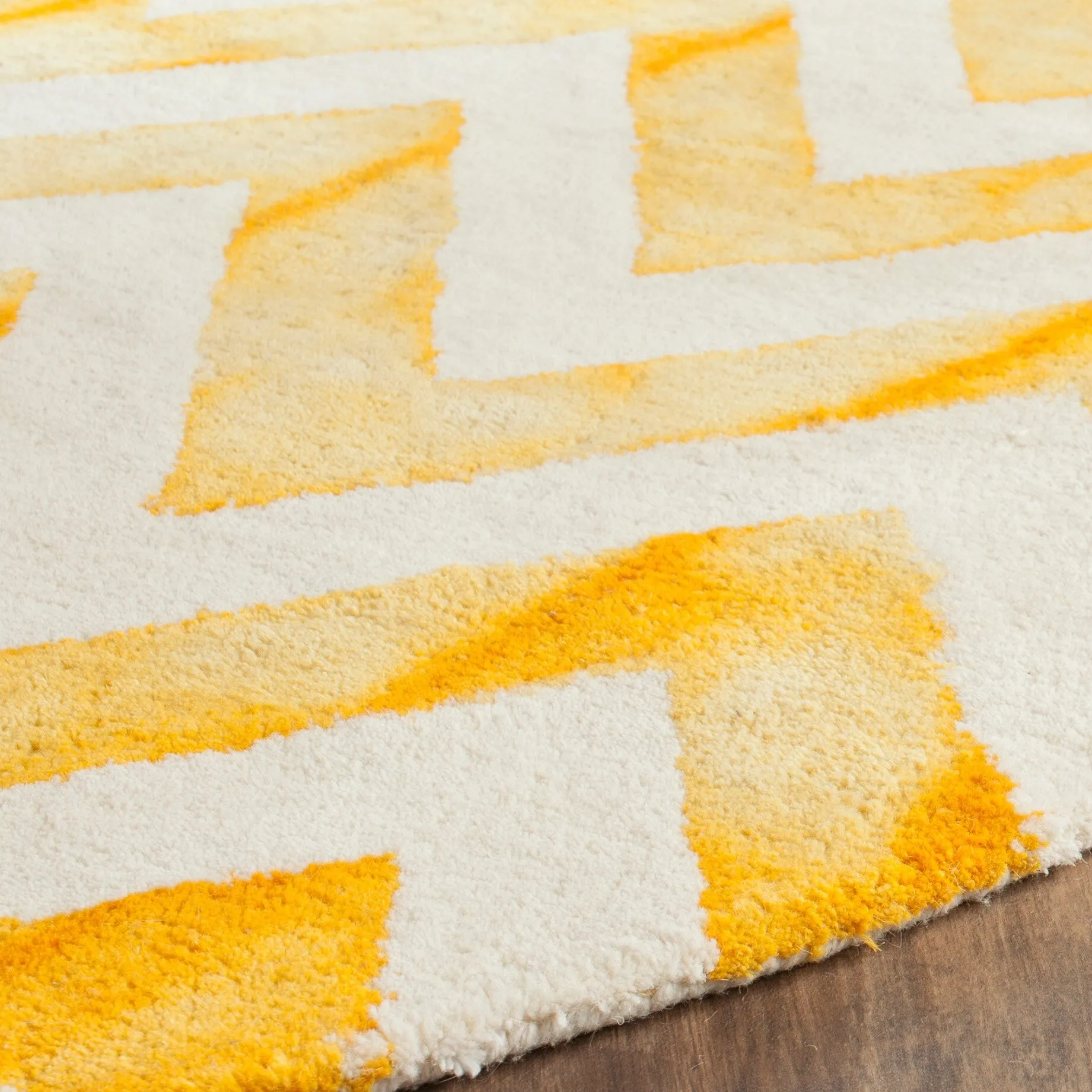 SAFAVIEH Dip Dye Erkhild Hand-tufted Wool Chevron Area Rug