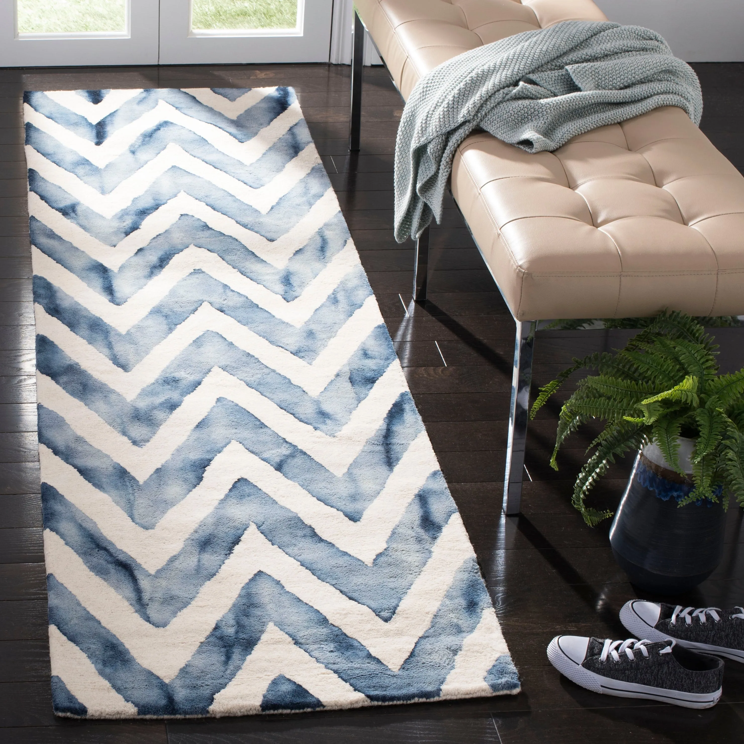 SAFAVIEH Dip Dye Erkhild Hand-tufted Wool Chevron Area Rug