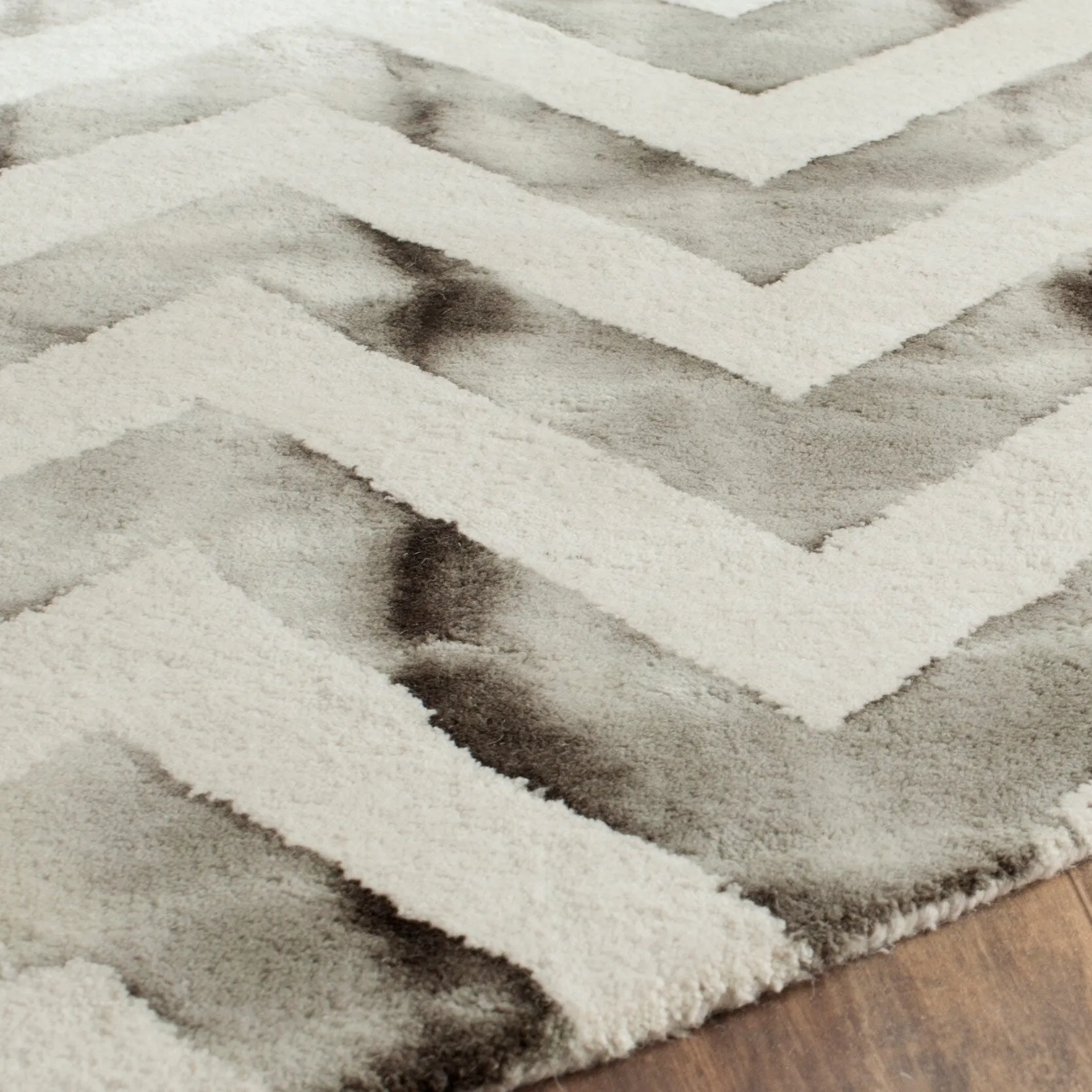 SAFAVIEH Dip Dye Erkhild Hand-tufted Wool Chevron Area Rug