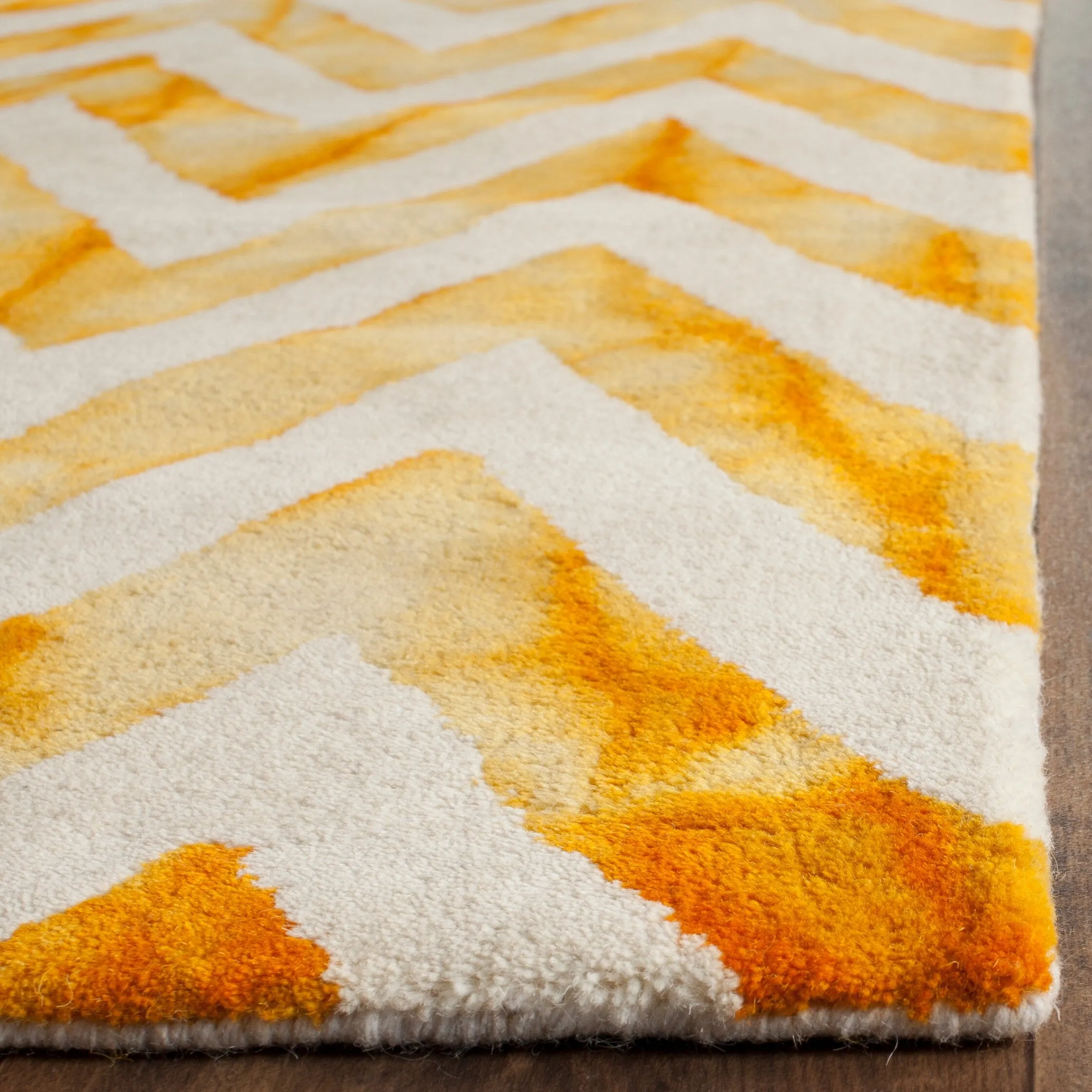 SAFAVIEH Dip Dye Erkhild Hand-tufted Wool Chevron Area Rug