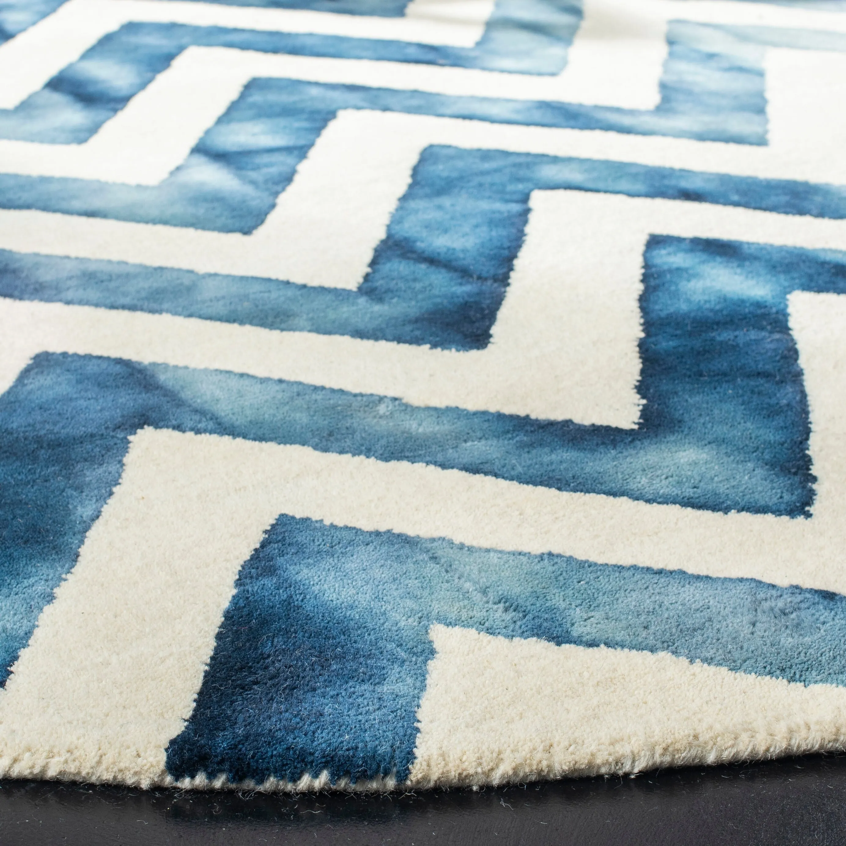 SAFAVIEH Dip Dye Erkhild Hand-tufted Wool Chevron Area Rug
