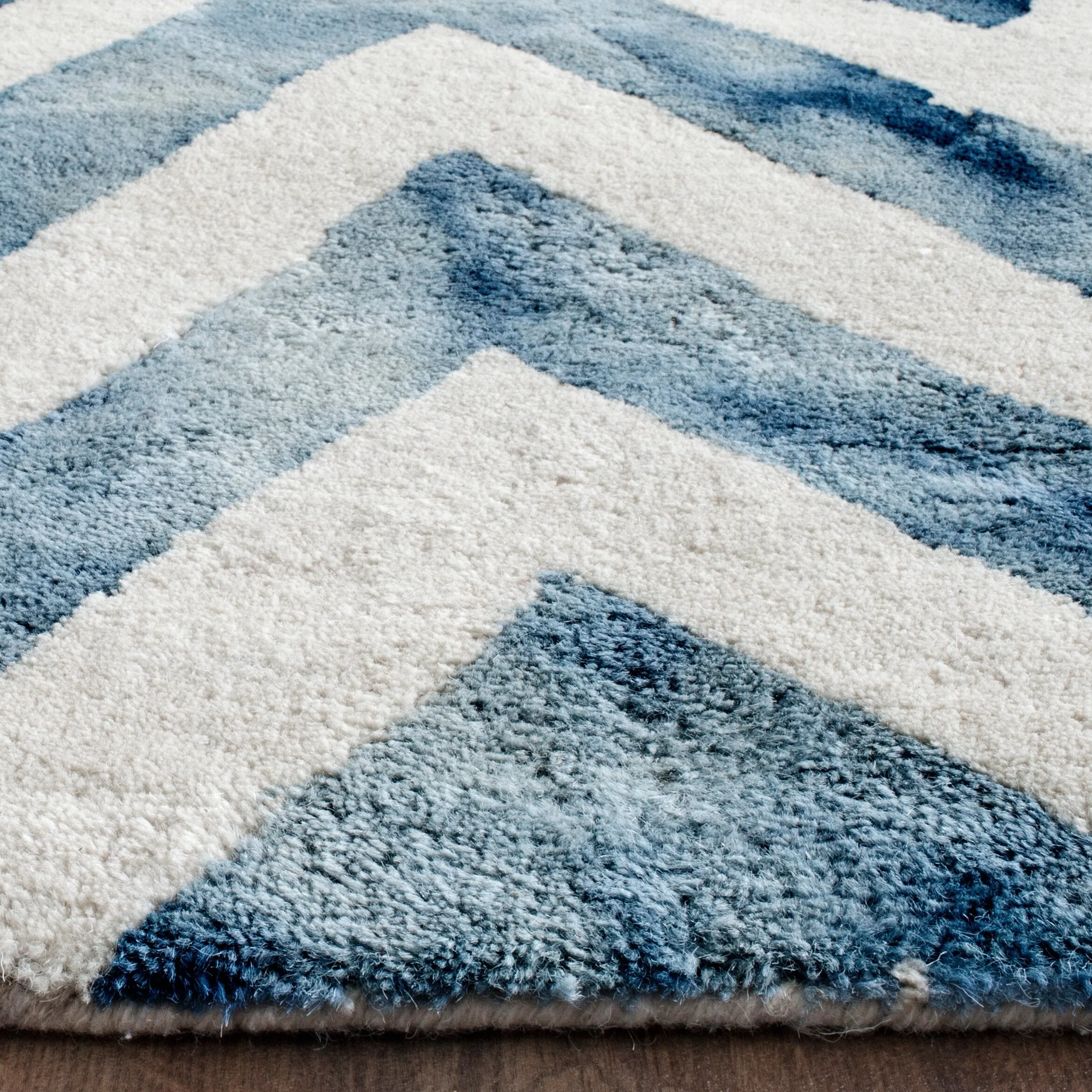 SAFAVIEH Dip Dye Erkhild Hand-tufted Wool Chevron Area Rug