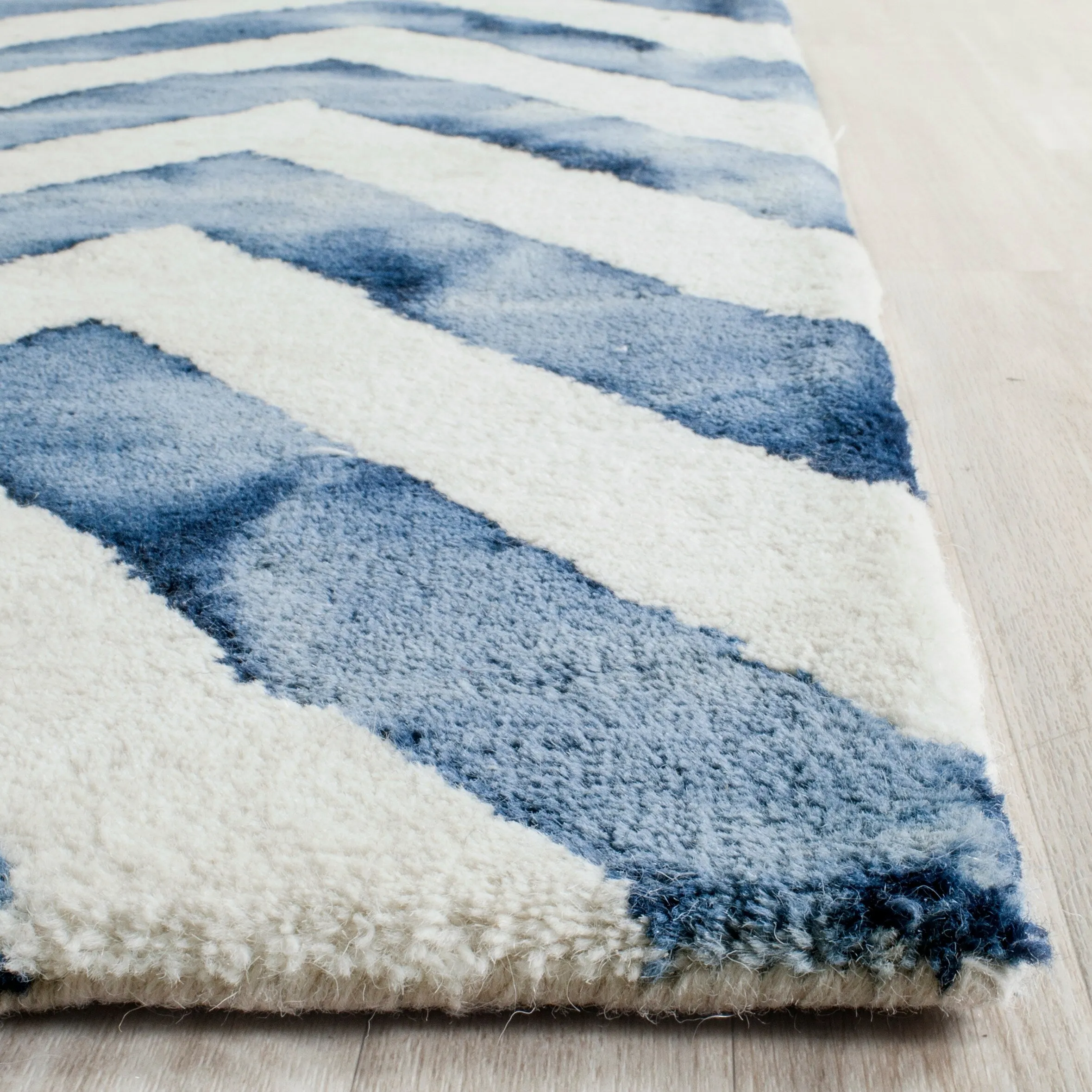 SAFAVIEH Dip Dye Erkhild Hand-tufted Wool Chevron Area Rug