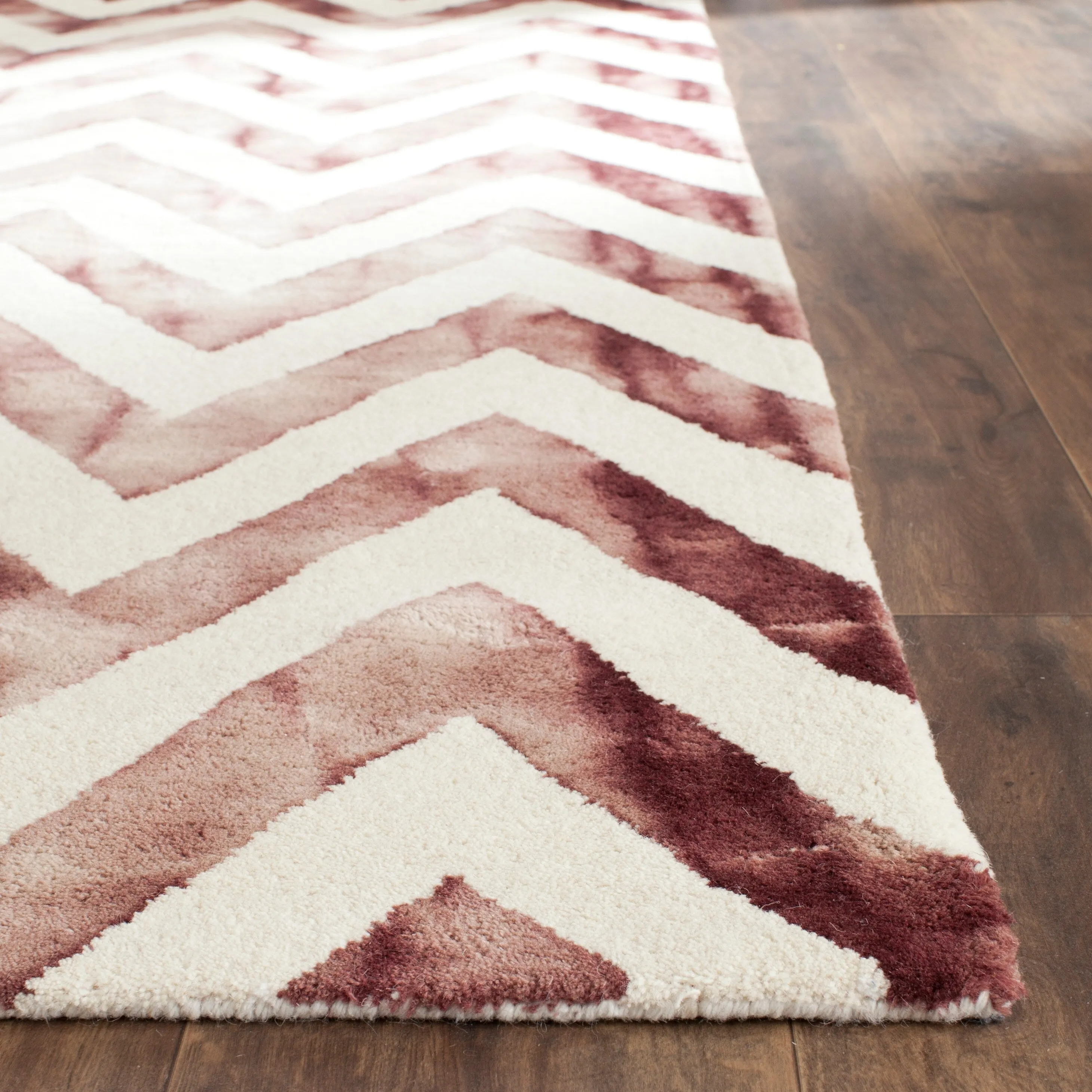 SAFAVIEH Dip Dye Erkhild Hand-tufted Wool Chevron Area Rug