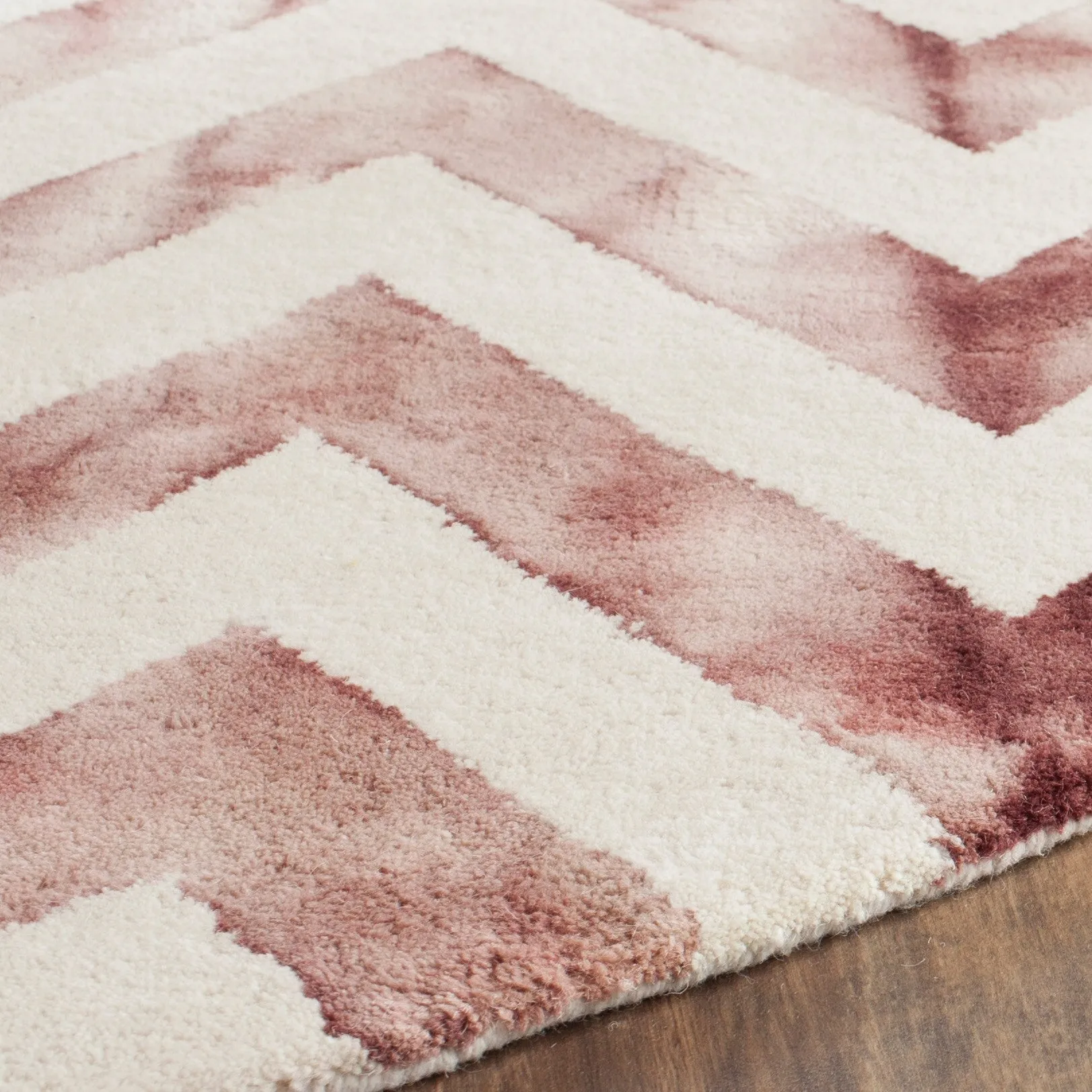 SAFAVIEH Dip Dye Erkhild Hand-tufted Wool Chevron Area Rug