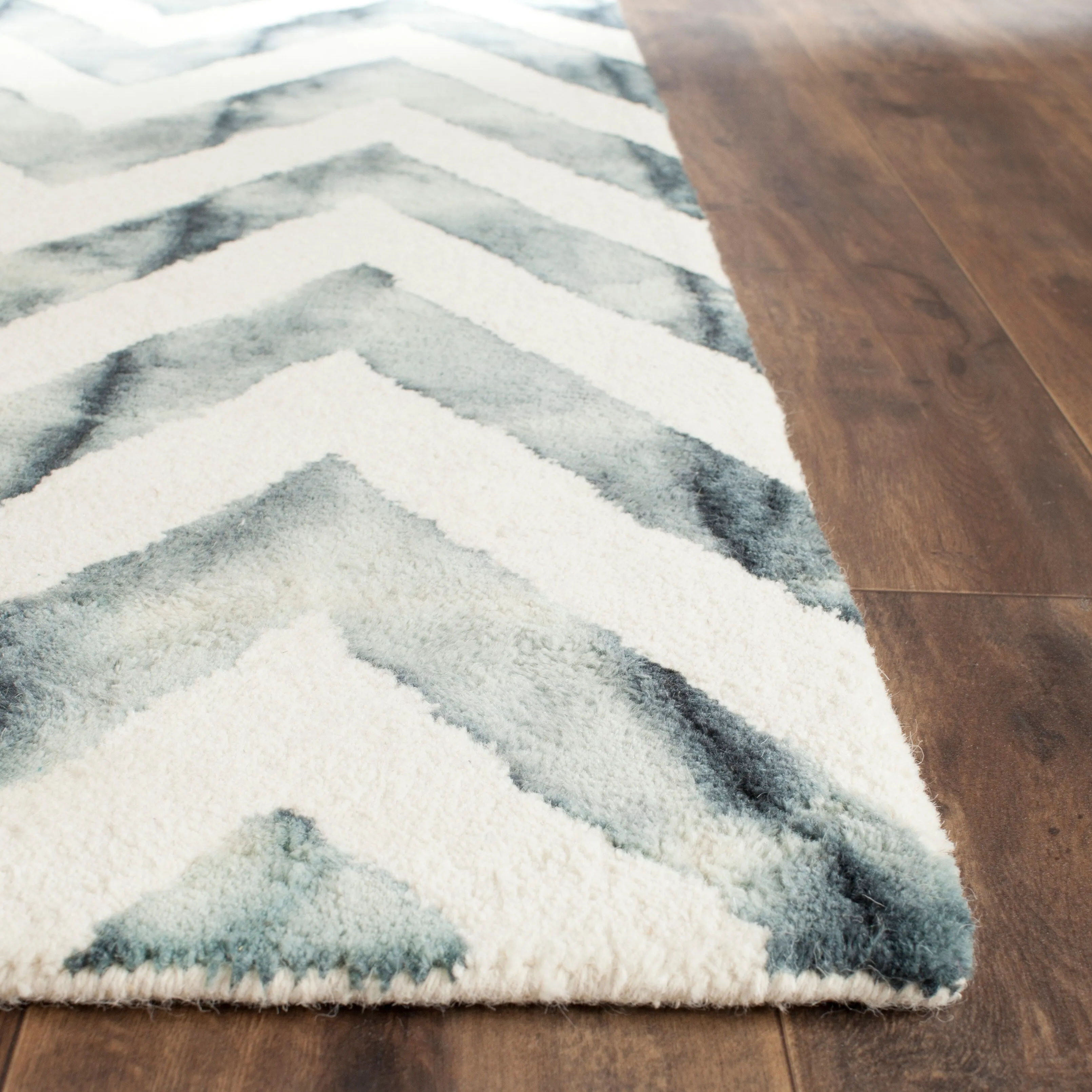SAFAVIEH Dip Dye Erkhild Hand-tufted Wool Chevron Area Rug