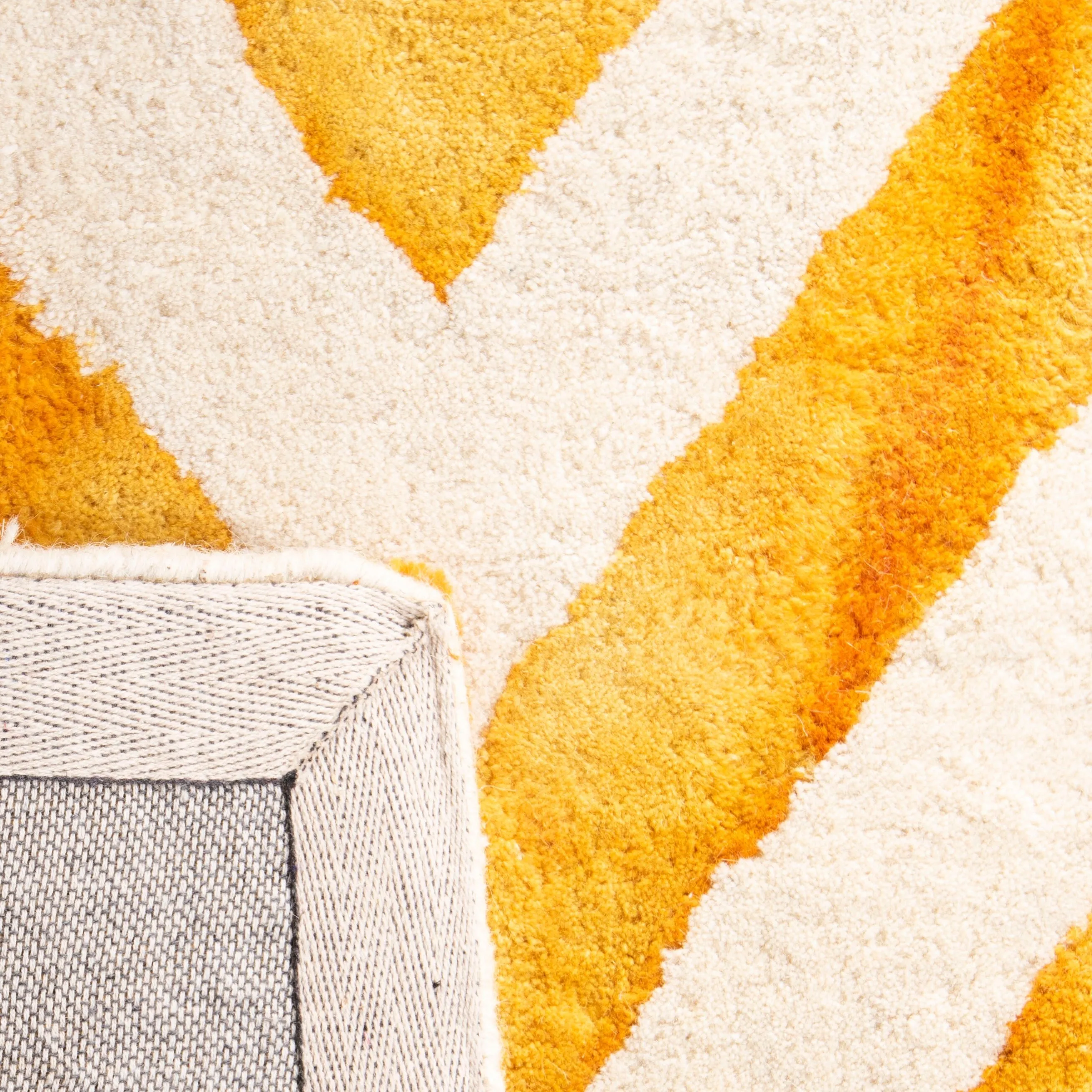 SAFAVIEH Dip Dye Erkhild Hand-tufted Wool Chevron Area Rug