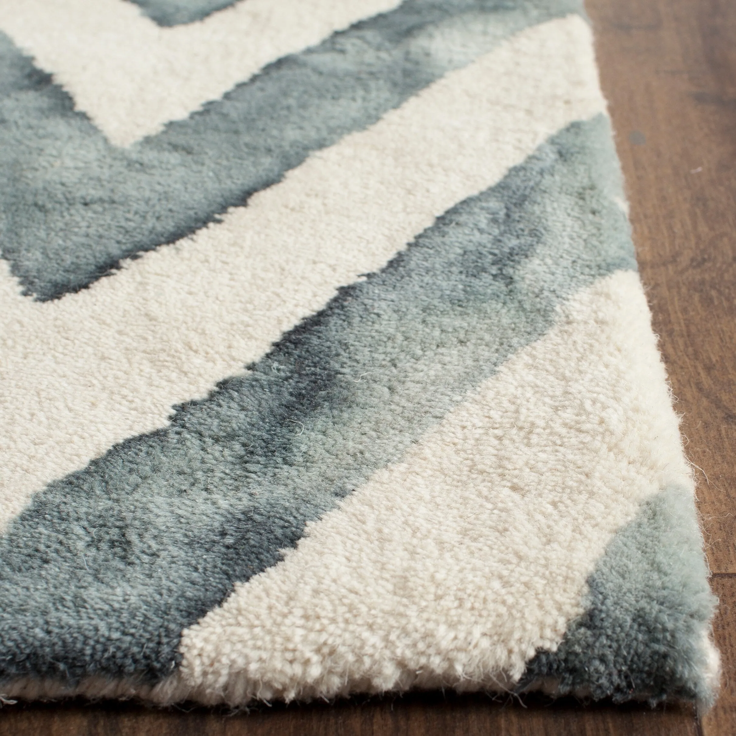 SAFAVIEH Dip Dye Erkhild Hand-tufted Wool Chevron Area Rug