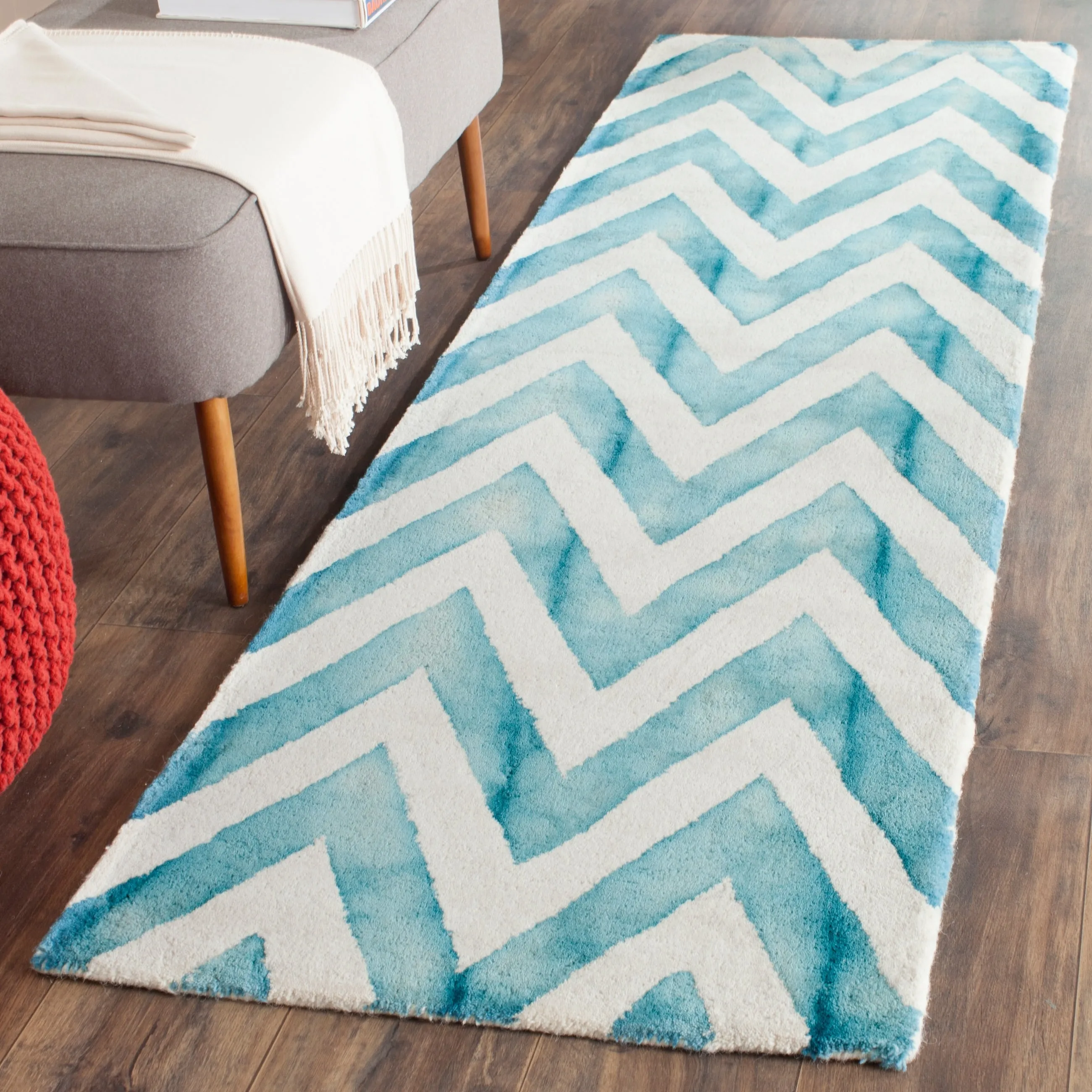 SAFAVIEH Dip Dye Erkhild Hand-tufted Wool Chevron Area Rug