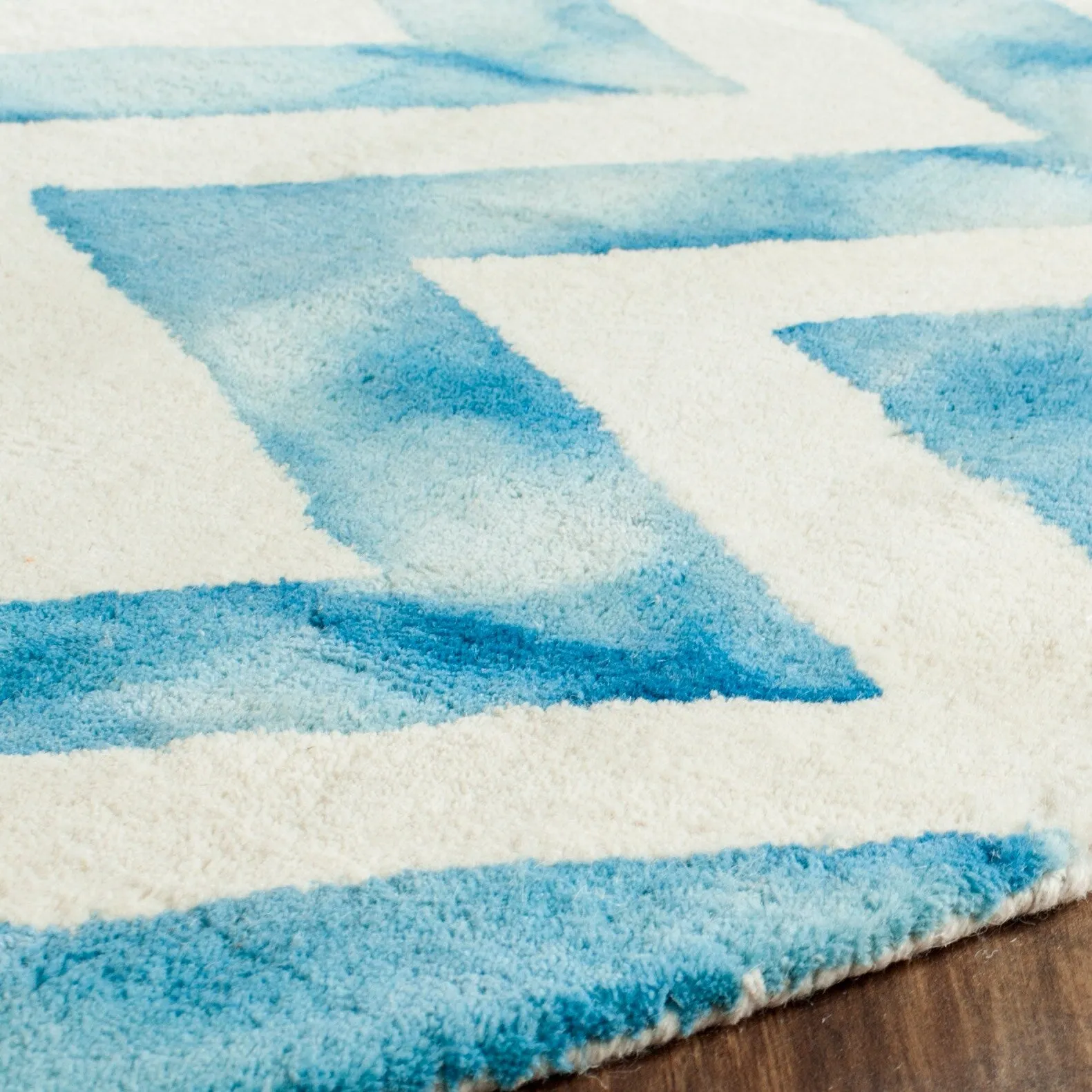 SAFAVIEH Dip Dye Erkhild Hand-tufted Wool Chevron Area Rug