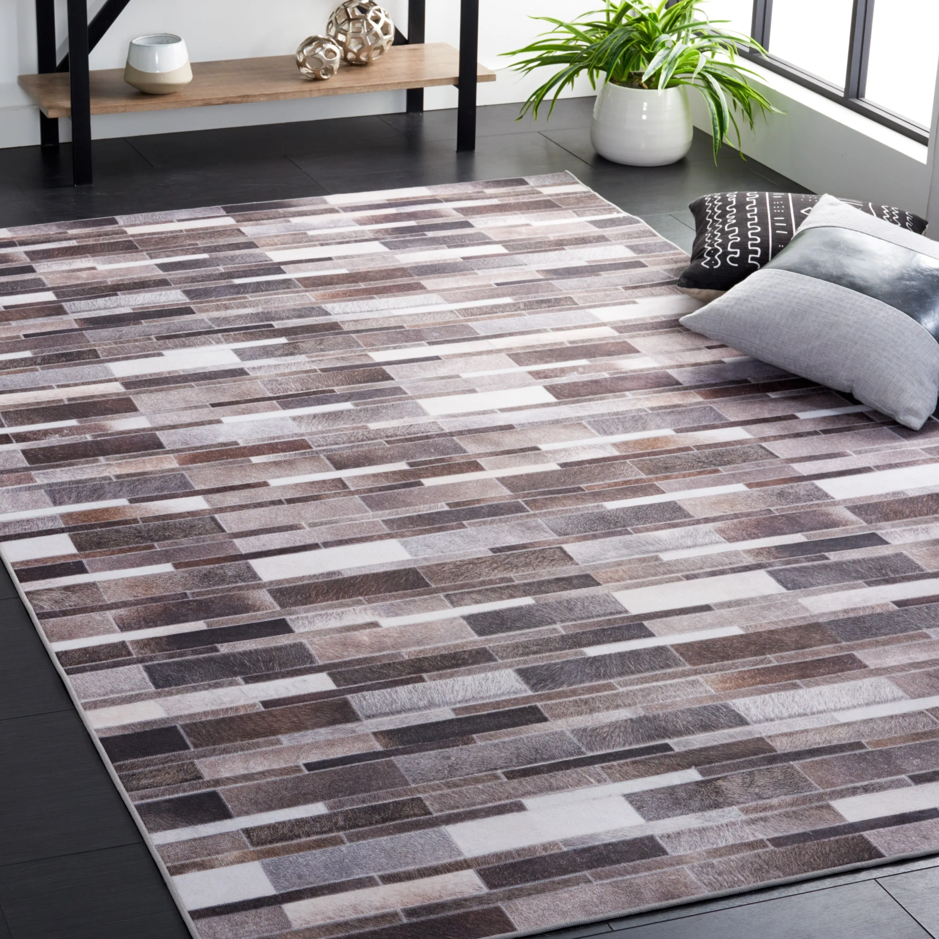 SAFAVIEH Faux Hide Maja Machine Washable Slip Resistant Modern