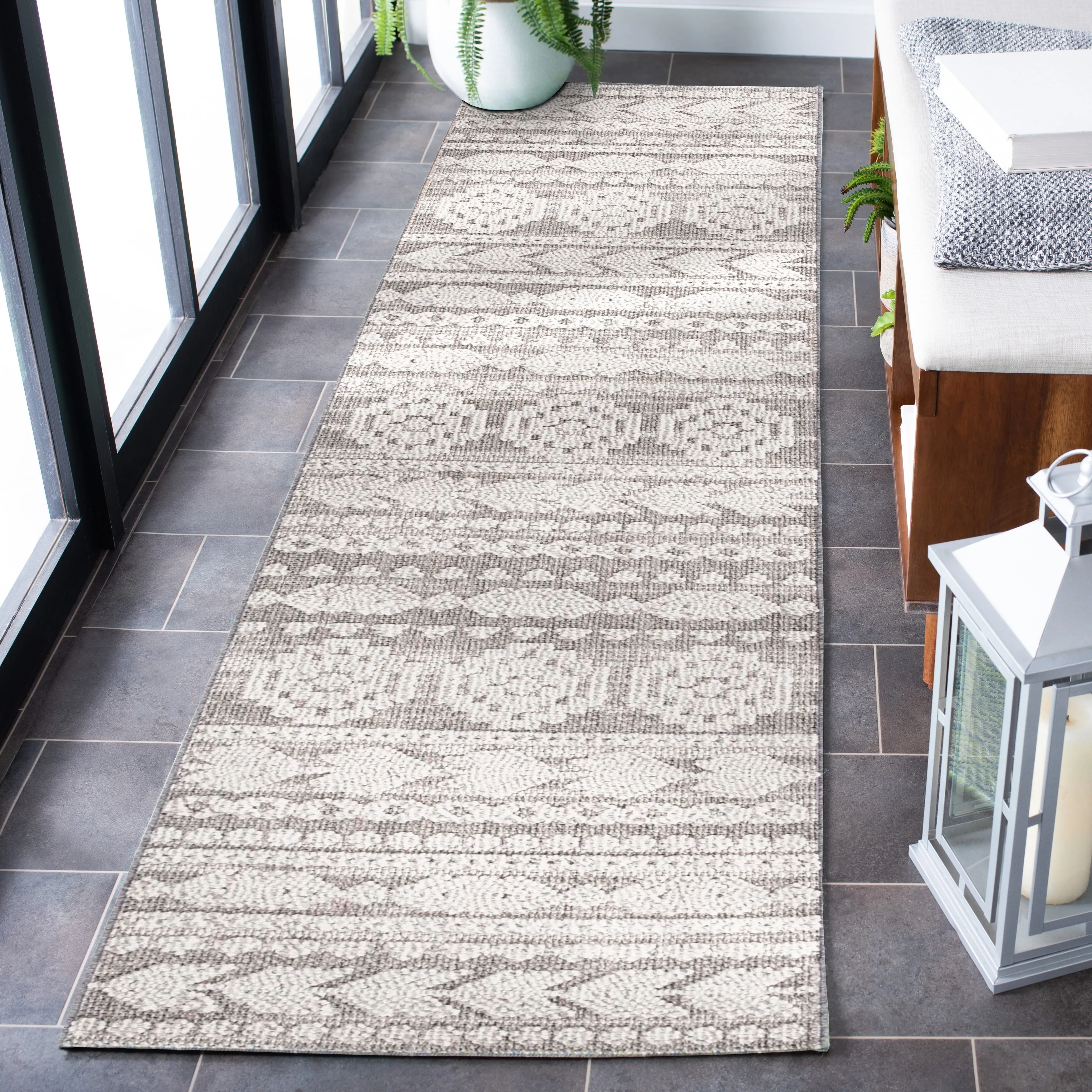 SAFAVIEH Global Elsche Moroccan Indoor/ Outdoor Waterproof Patio Backyard