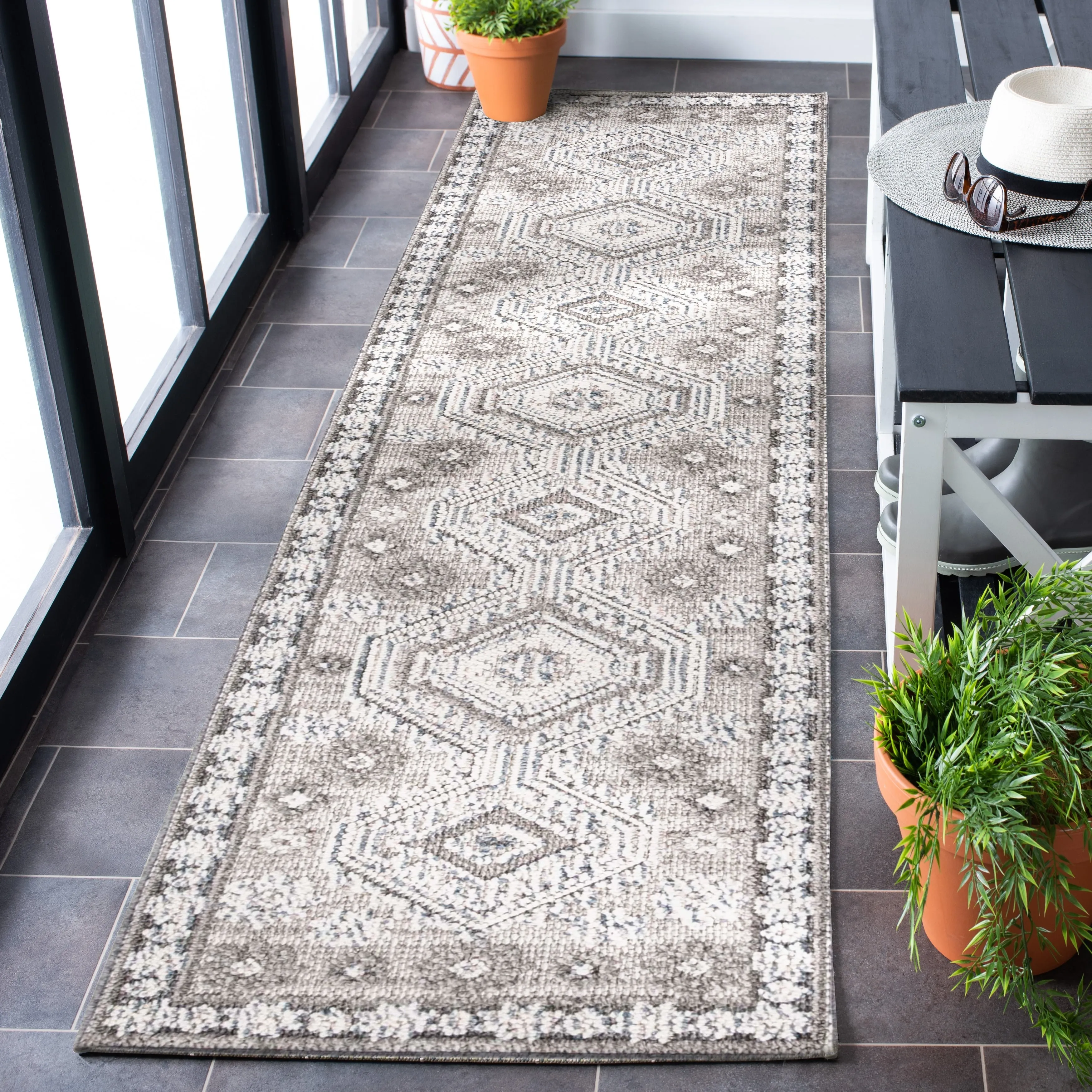 SAFAVIEH Global Gotje Moroccan Indoor/ Outdoor Waterproof Patio Backyard