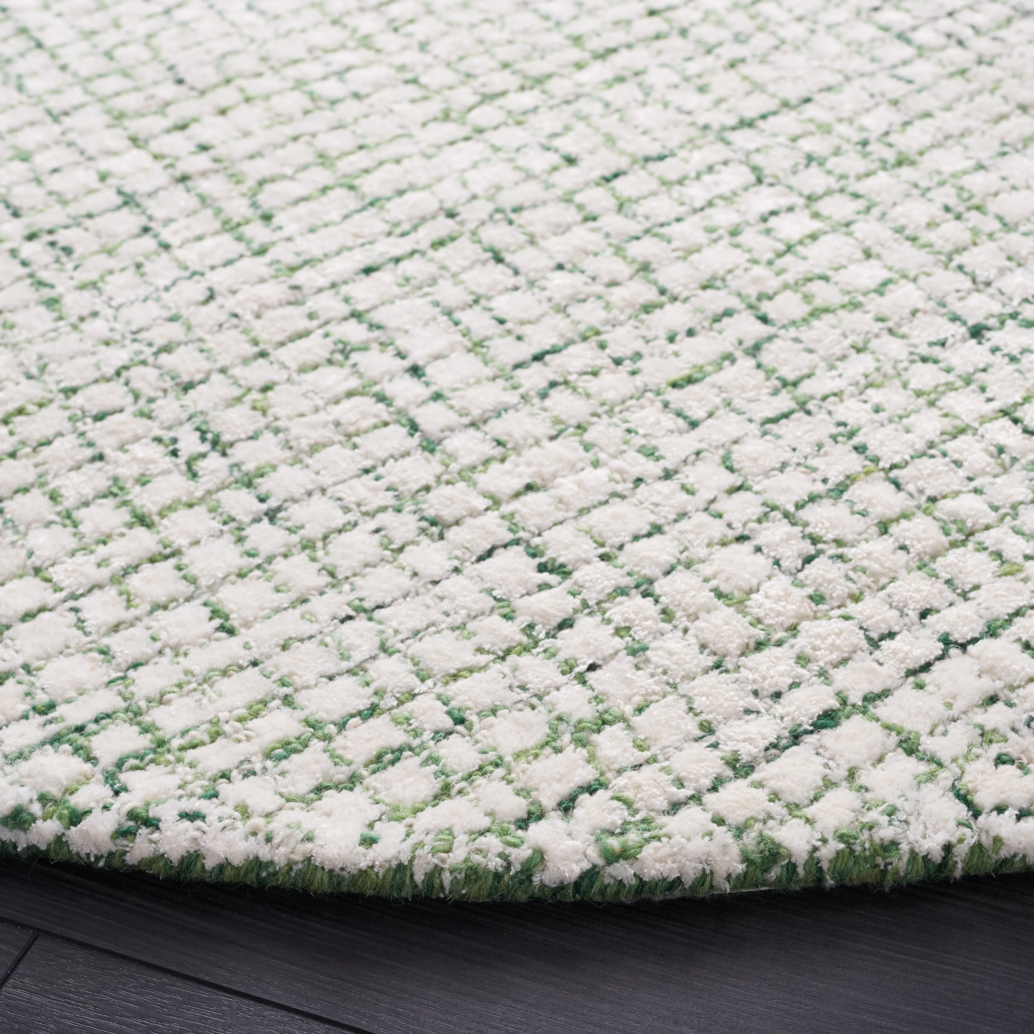 SAFAVIEH Handmade Abstract Marikka Modern Viscose Rug