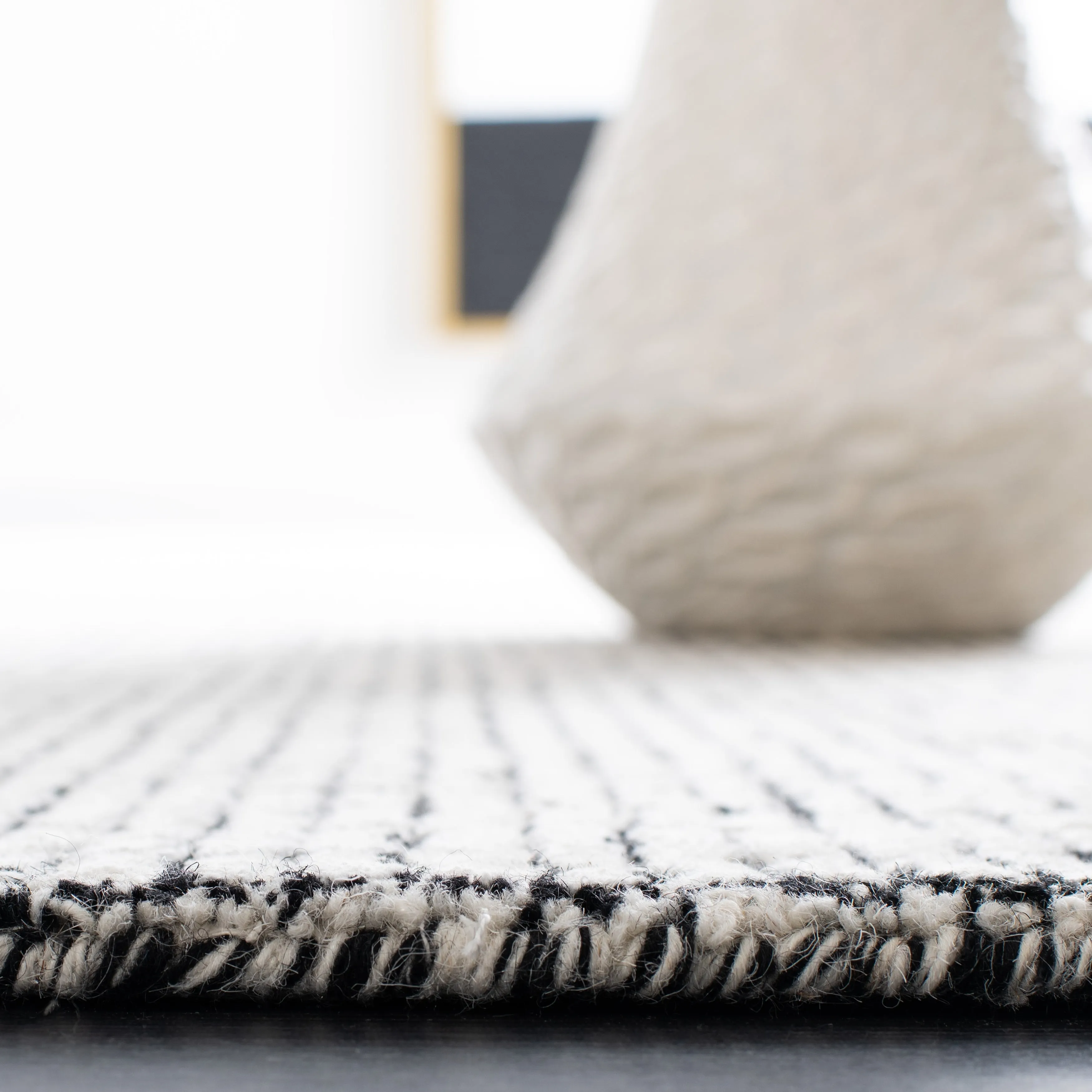 SAFAVIEH Handmade Abstract Marikka Modern Viscose Rug