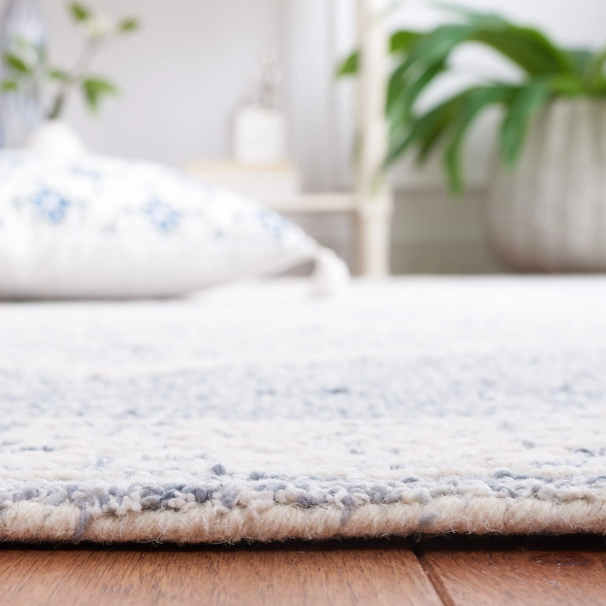 SAFAVIEH Handmade Abstract Seung Wool Rug