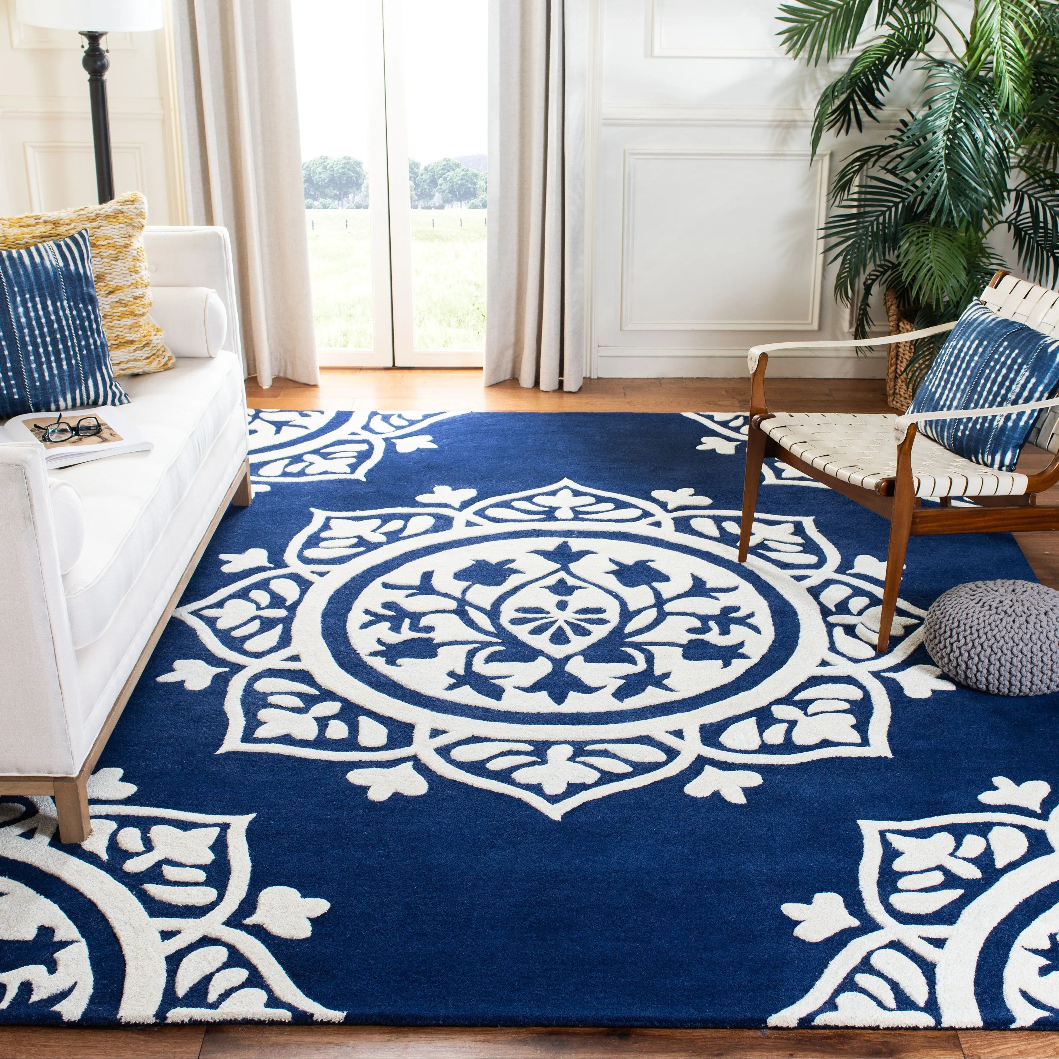 SAFAVIEH Handmade Bella Naina Modern Floral Wool Rug