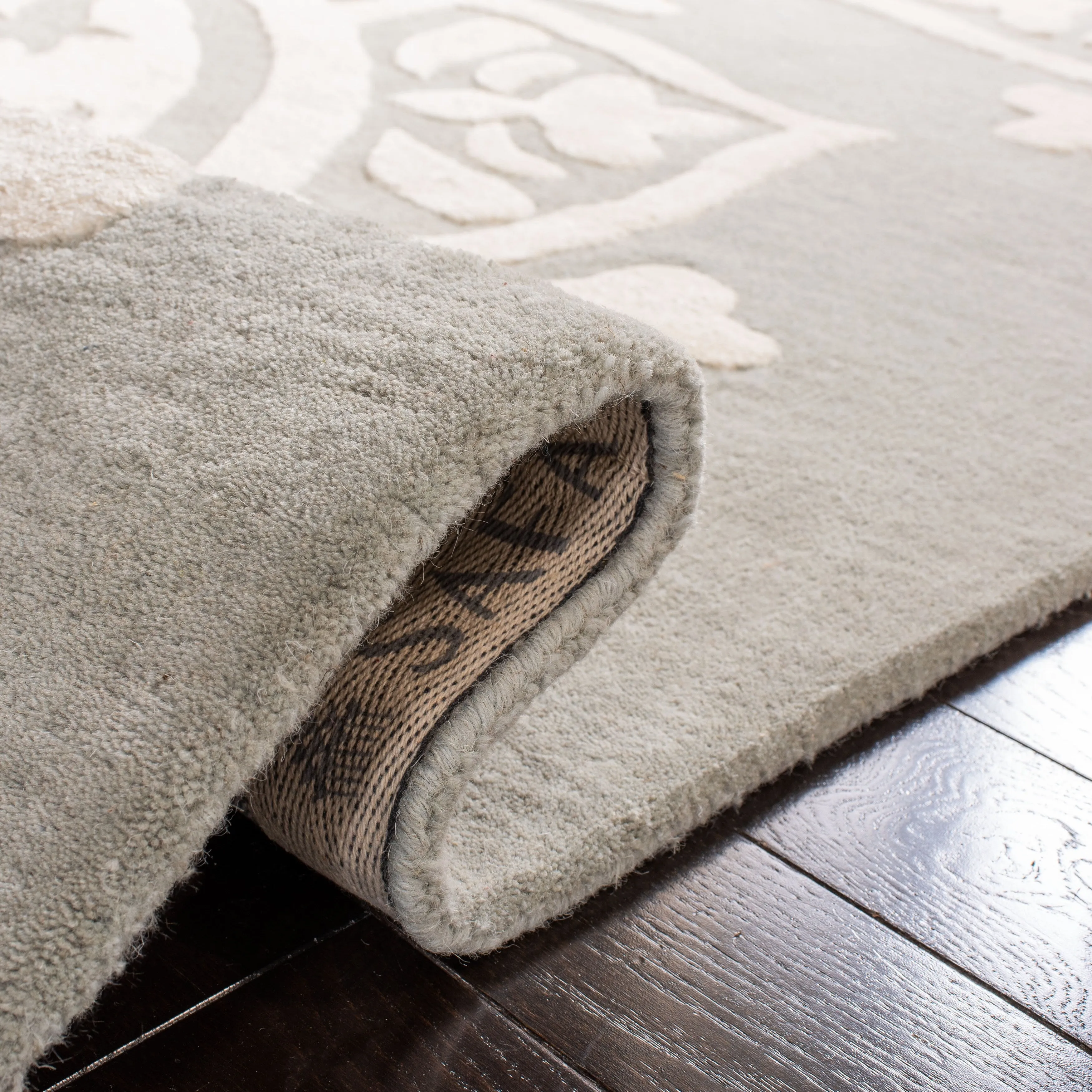 SAFAVIEH Handmade Bella Naina Modern Floral Wool Rug