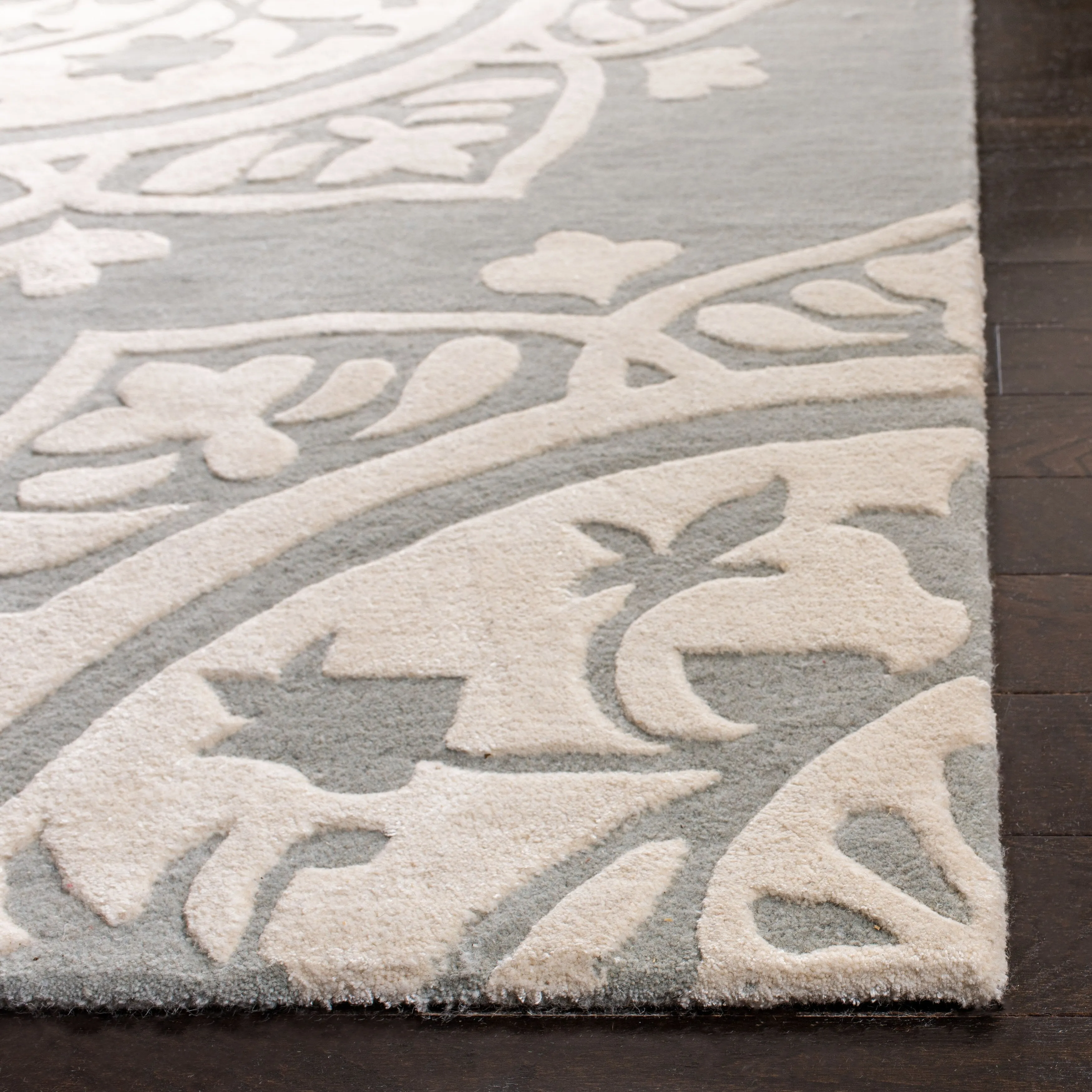 SAFAVIEH Handmade Bella Naina Modern Floral Wool Rug