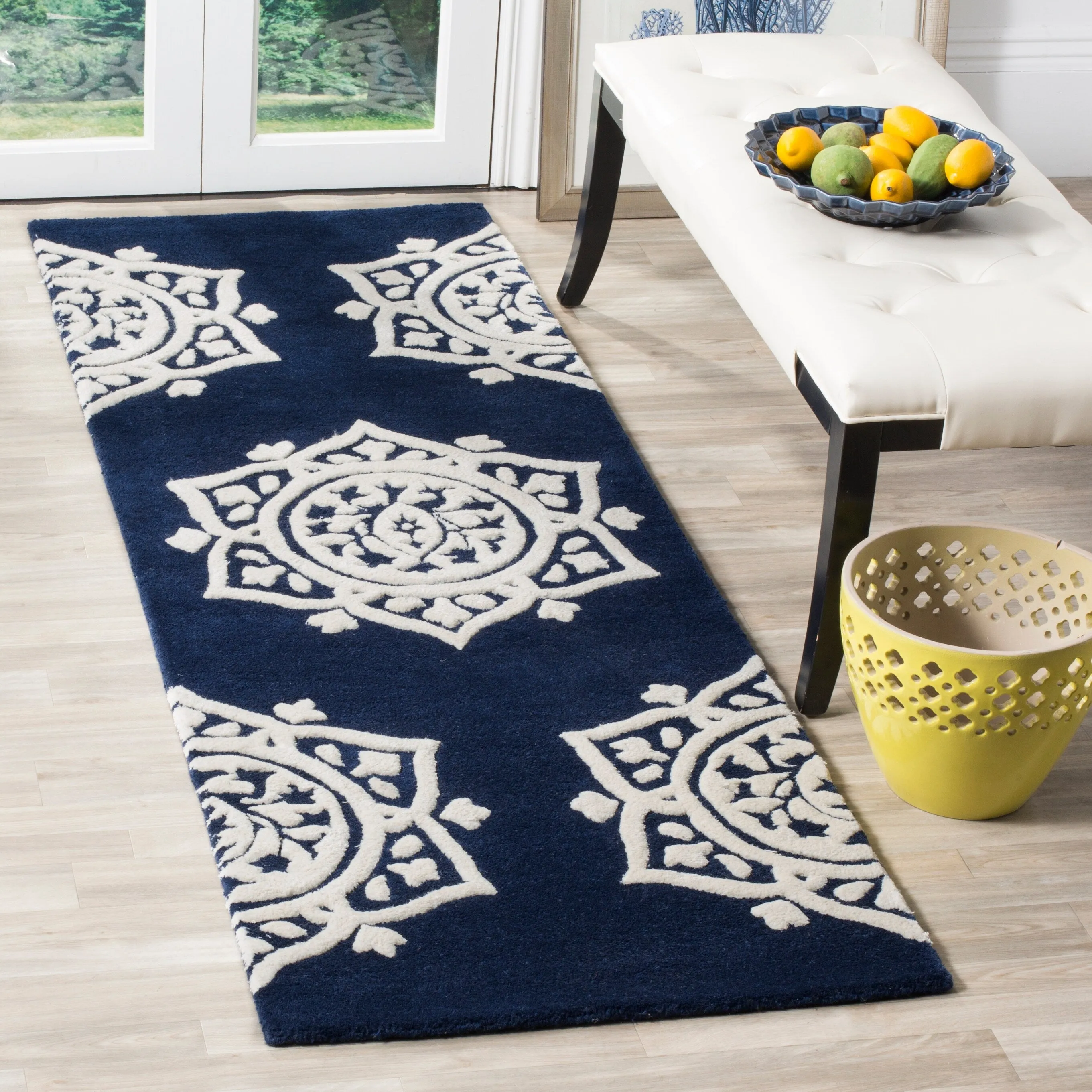 SAFAVIEH Handmade Bella Naina Modern Floral Wool Rug