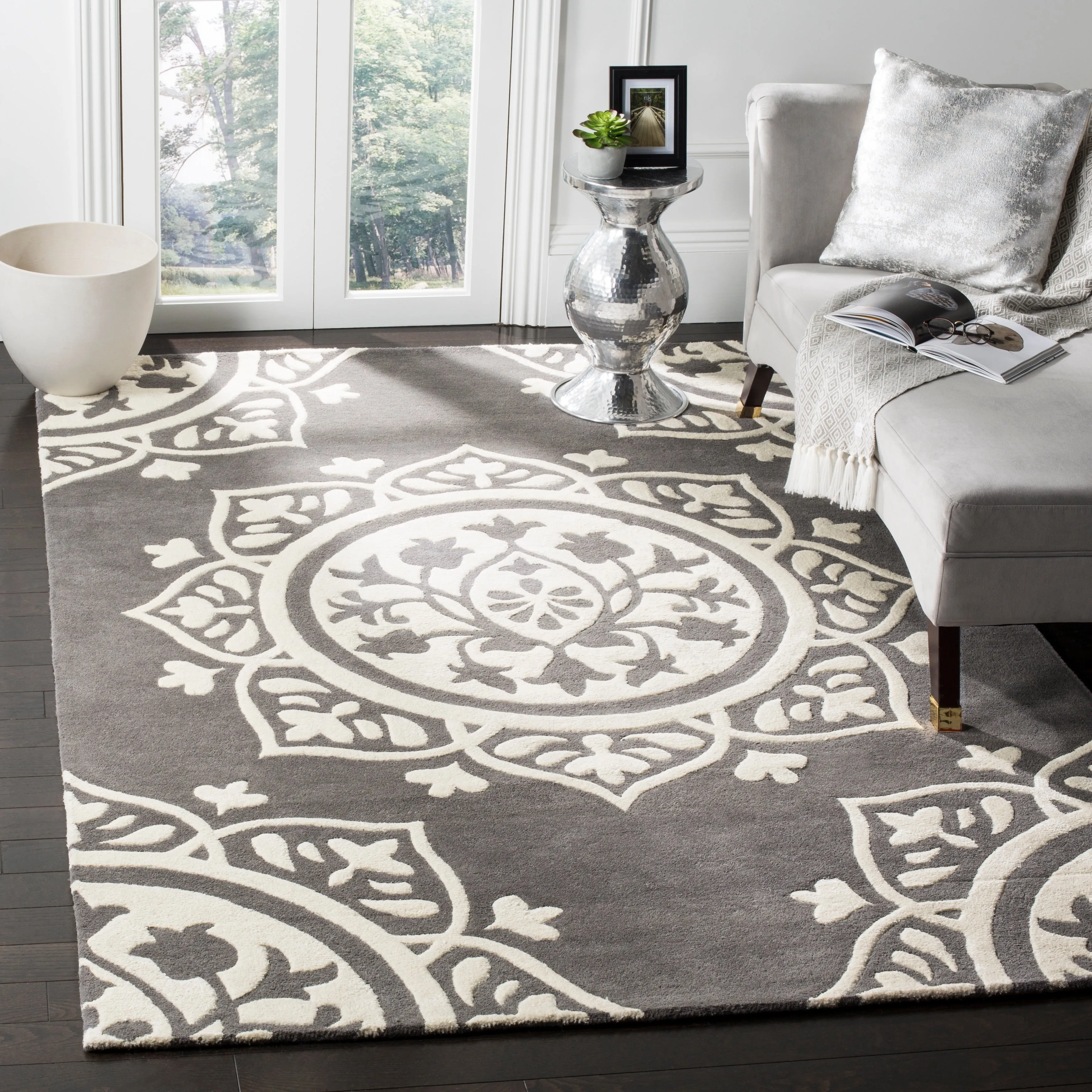 SAFAVIEH Handmade Bella Naina Modern Floral Wool Rug