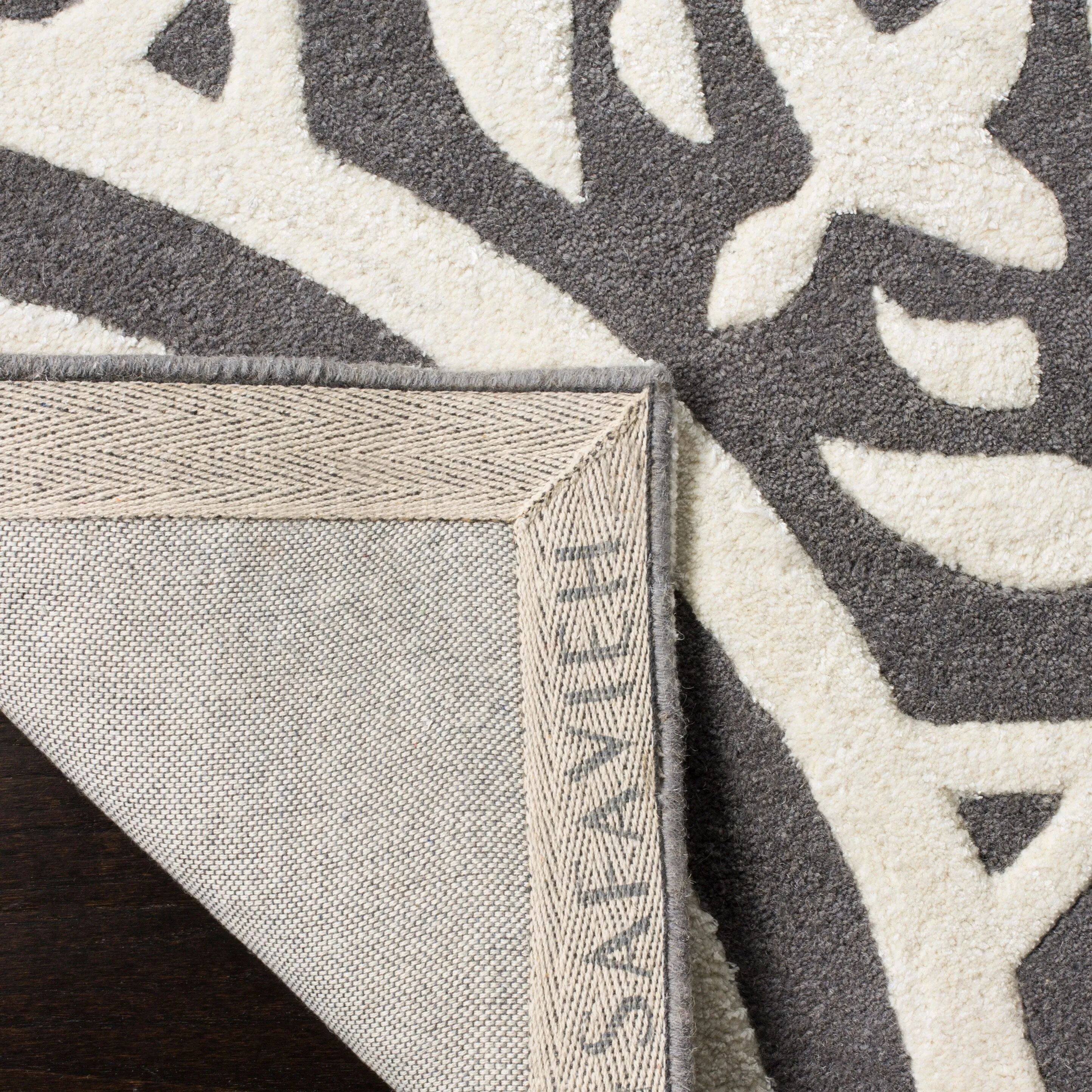 SAFAVIEH Handmade Bella Naina Modern Floral Wool Rug
