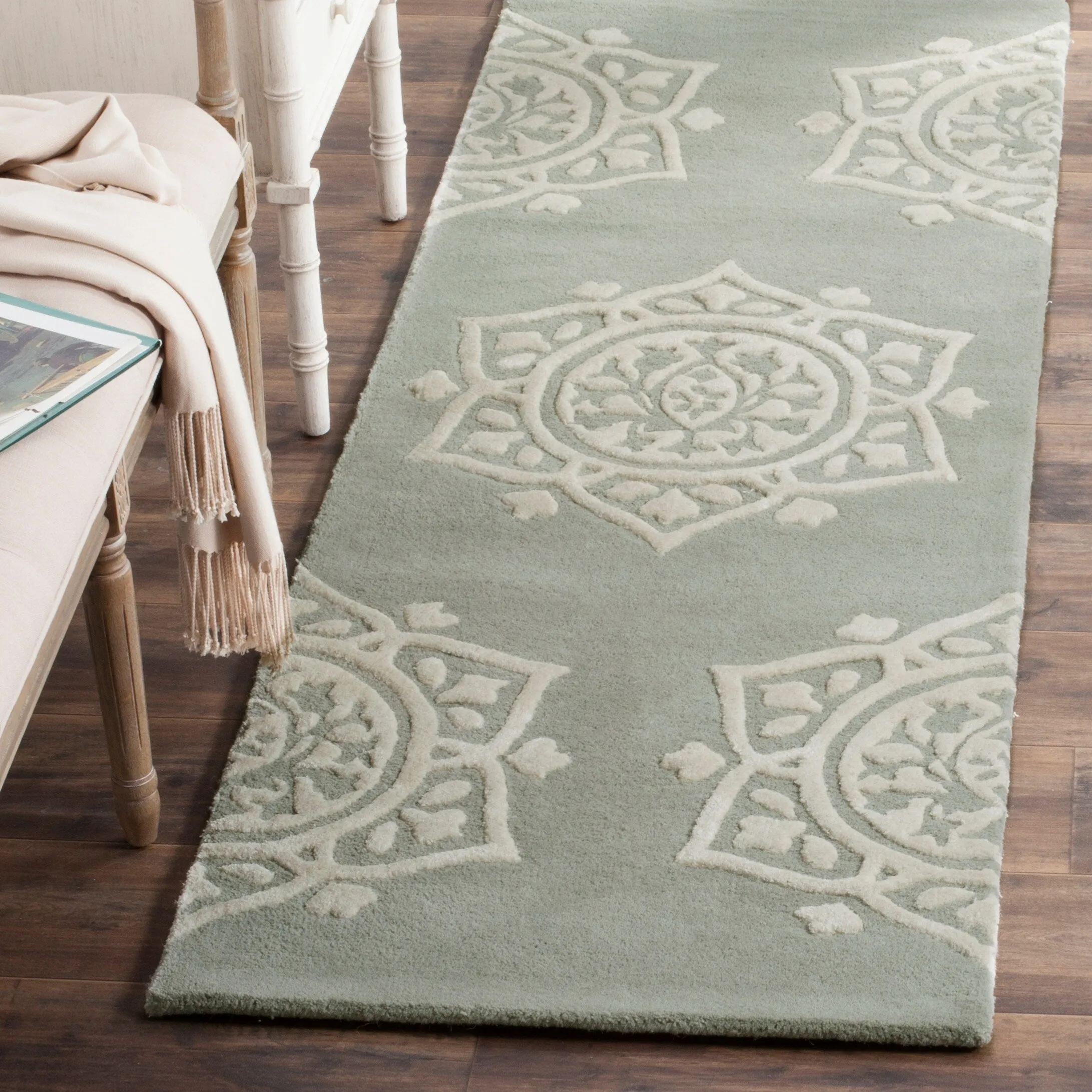 SAFAVIEH Handmade Bella Naina Modern Floral Wool Rug