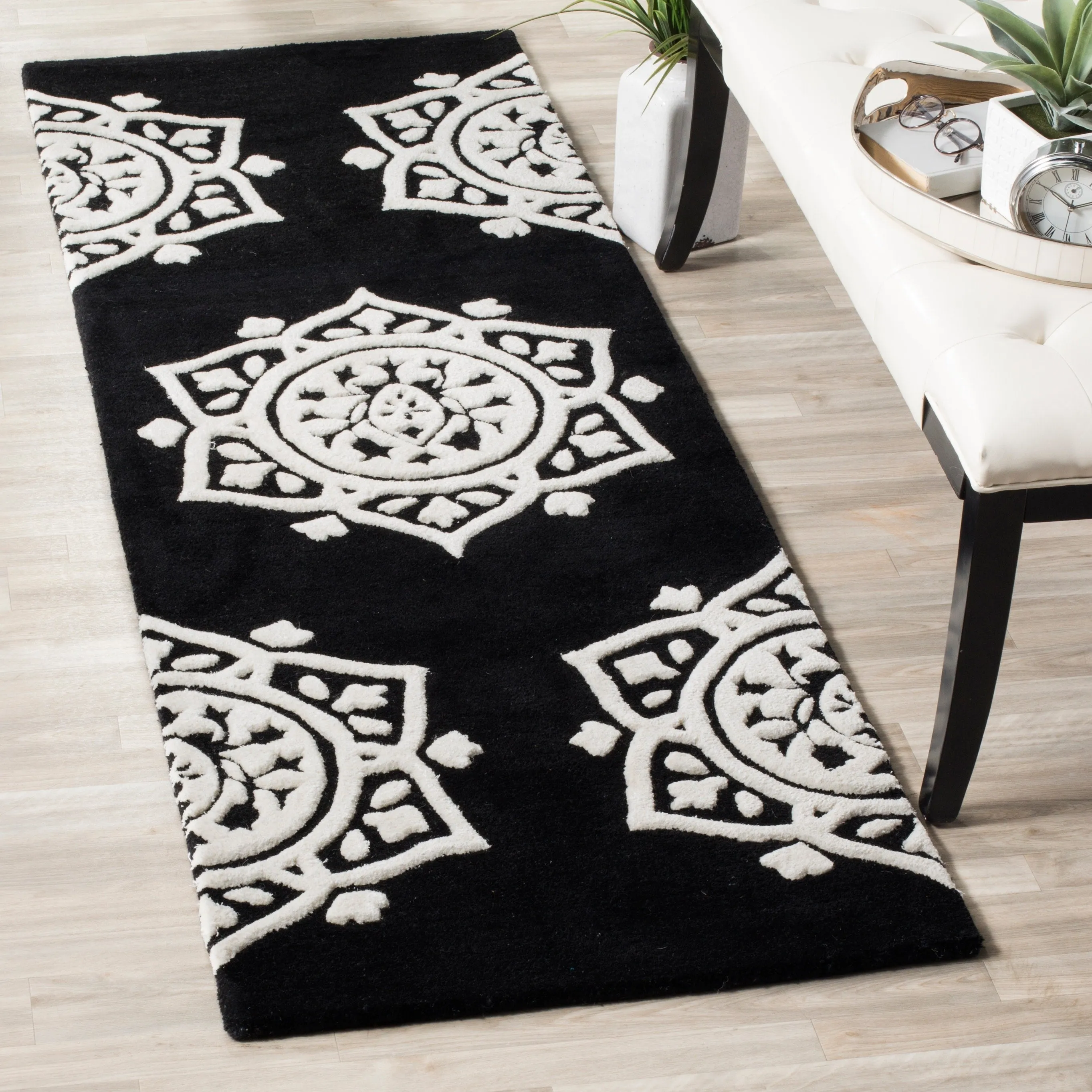 SAFAVIEH Handmade Bella Naina Modern Floral Wool Rug