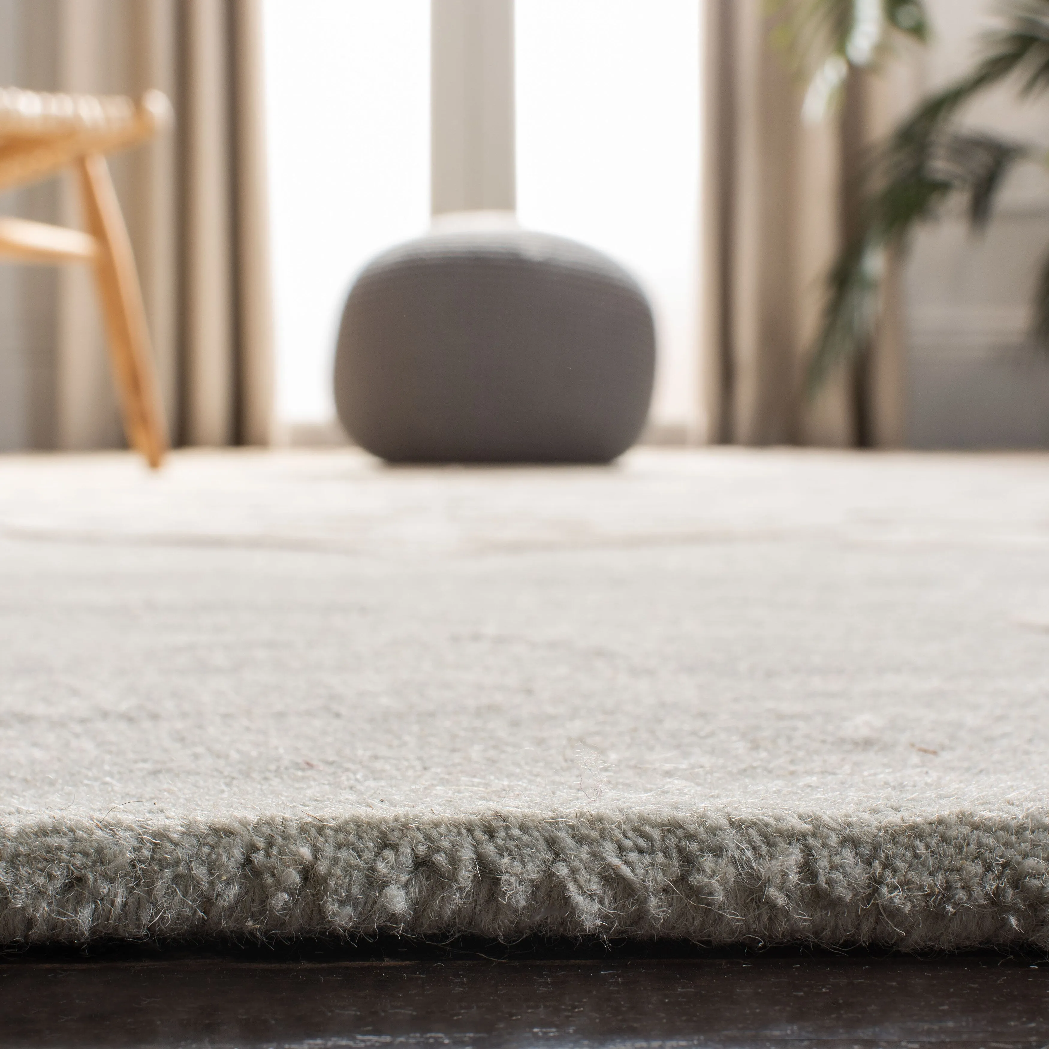 SAFAVIEH Handmade Bella Naina Modern Floral Wool Rug