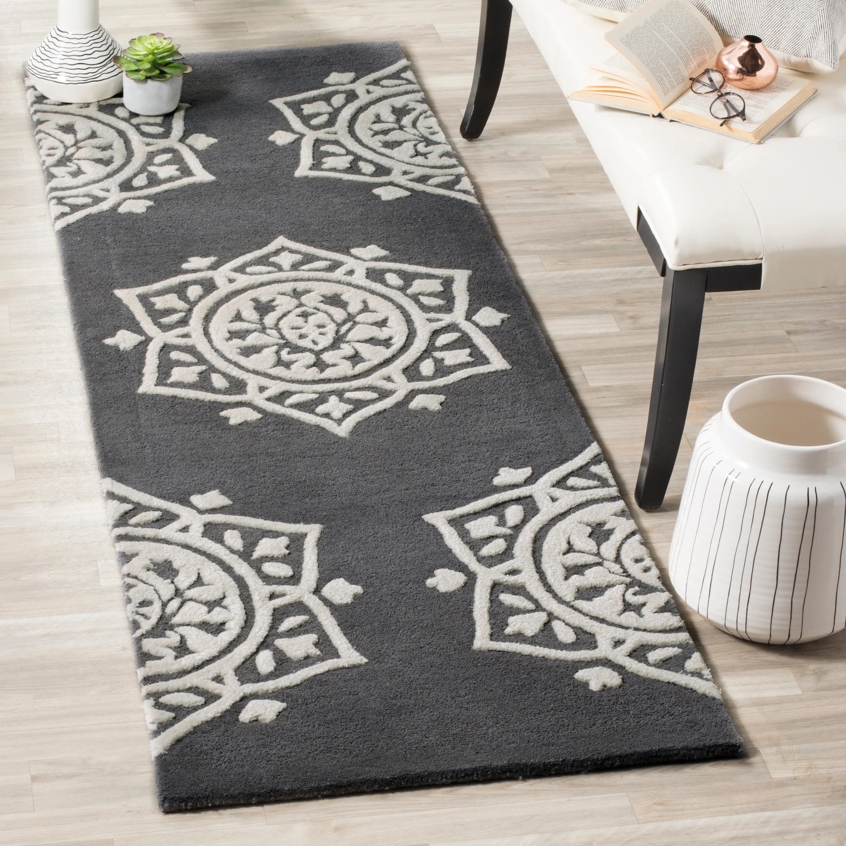 SAFAVIEH Handmade Bella Naina Modern Floral Wool Rug