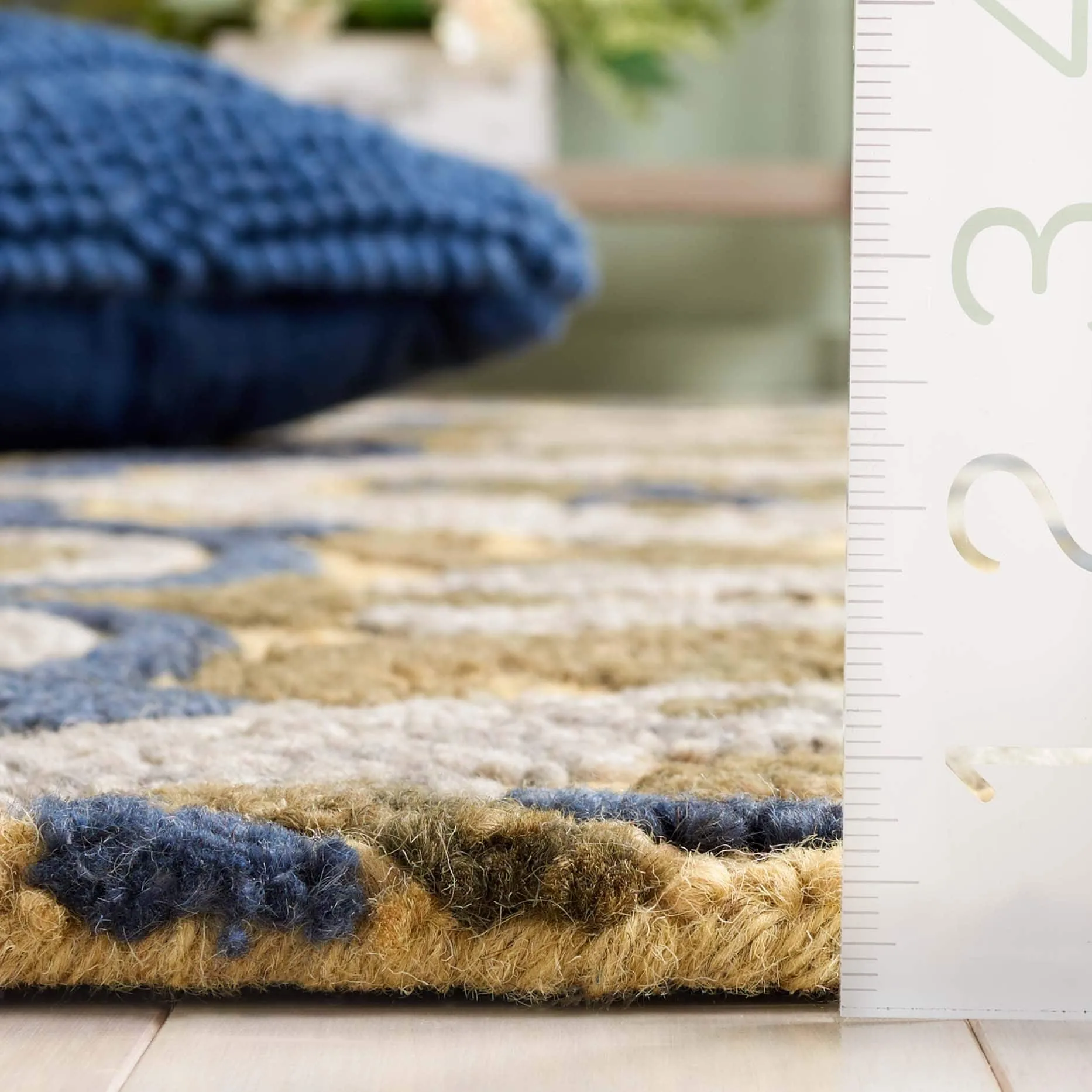 SAFAVIEH Handmade Blossom Porzia Floral Wool Rug