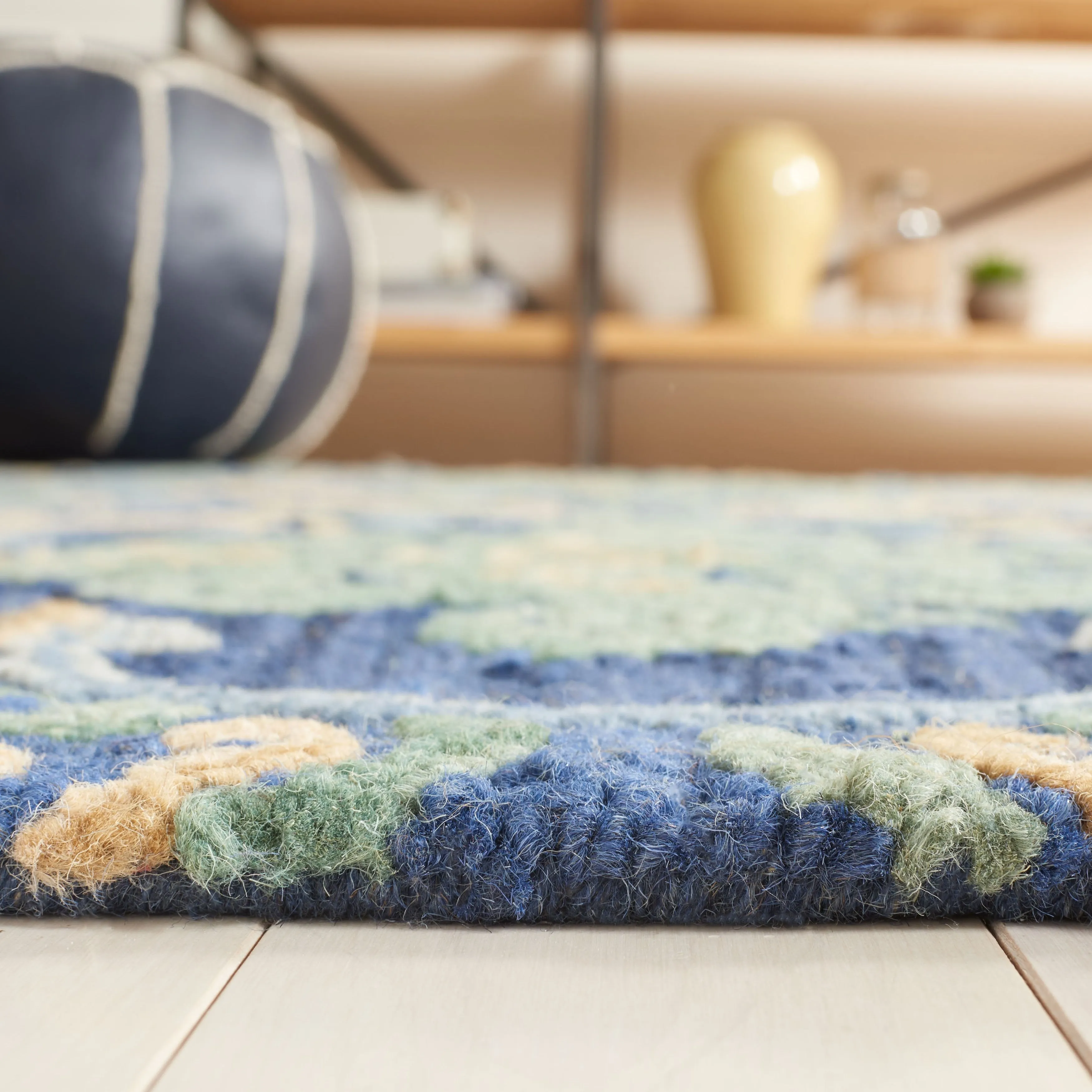SAFAVIEH Handmade Blossom Porzia Floral Wool Rug