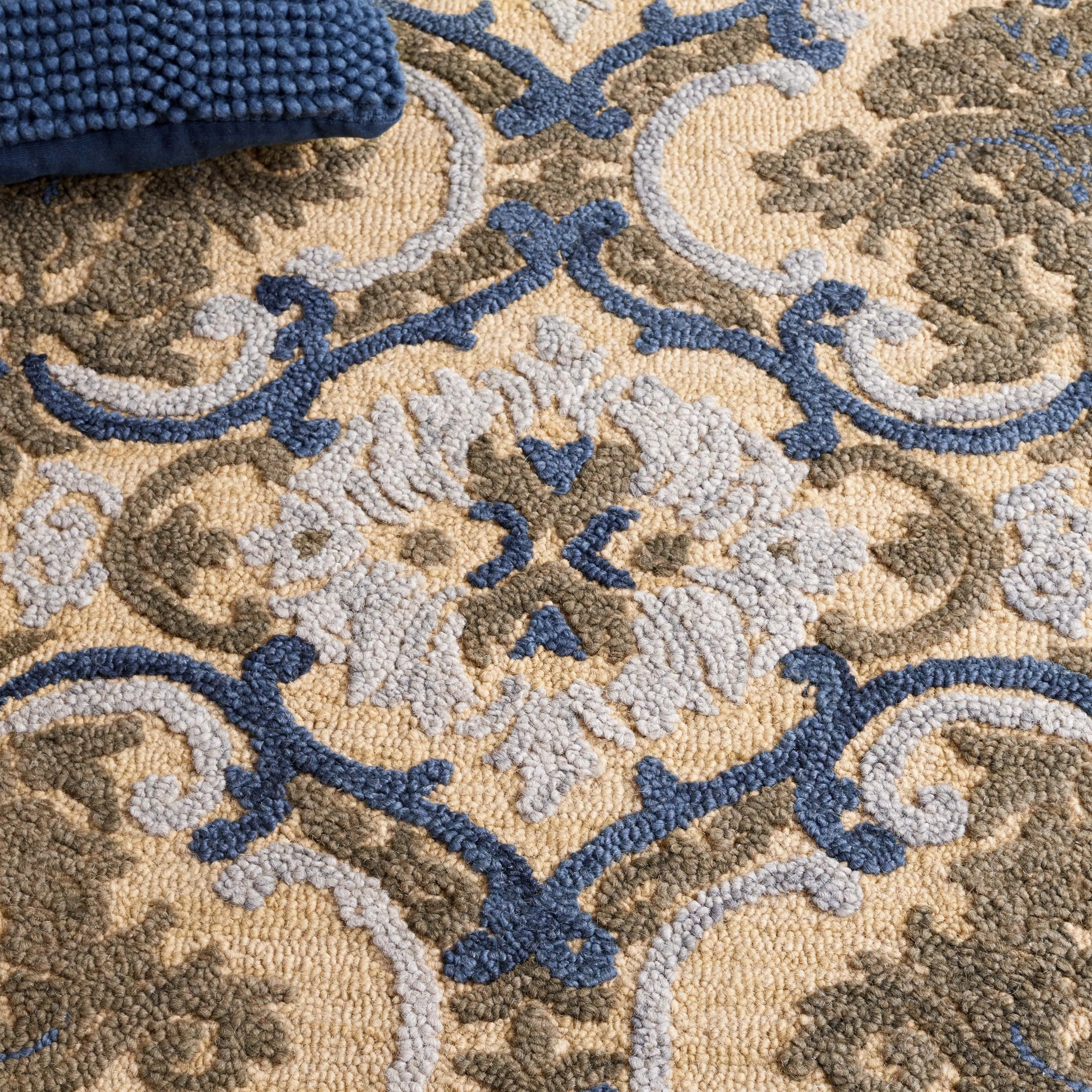 SAFAVIEH Handmade Blossom Porzia Floral Wool Rug