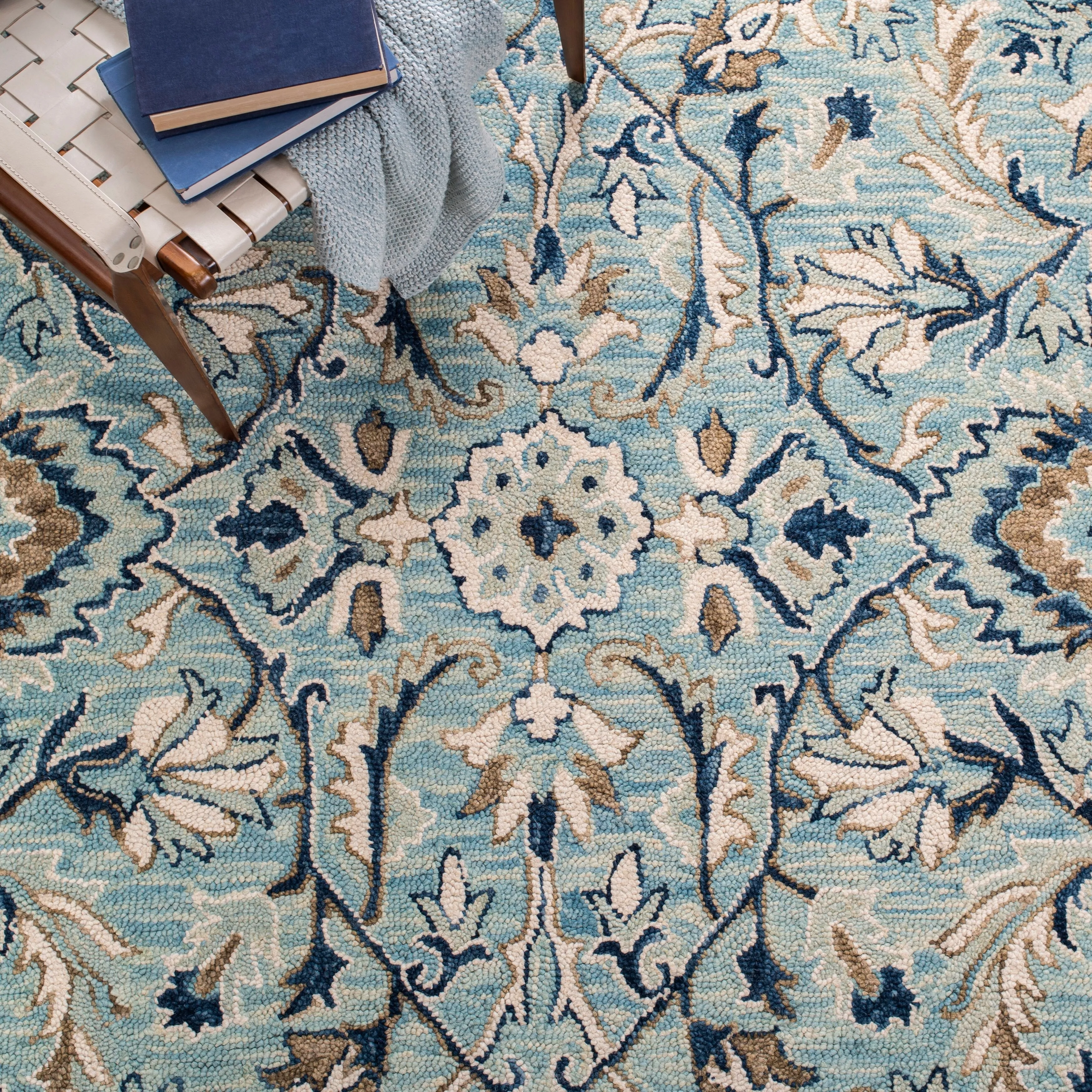 SAFAVIEH Handmade Blossom Souheila Modern Floral Wool Rug