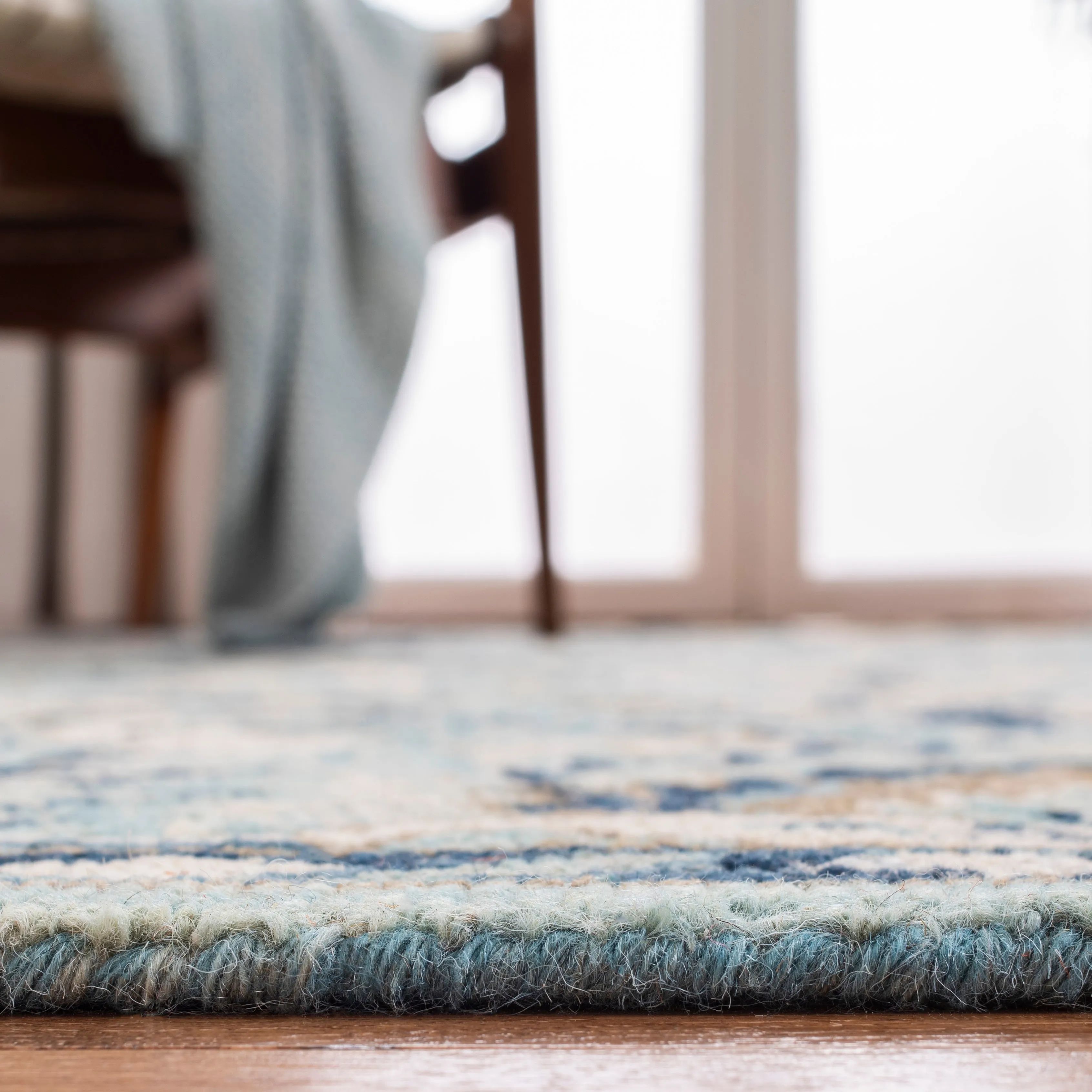SAFAVIEH Handmade Blossom Souheila Modern Floral Wool Rug
