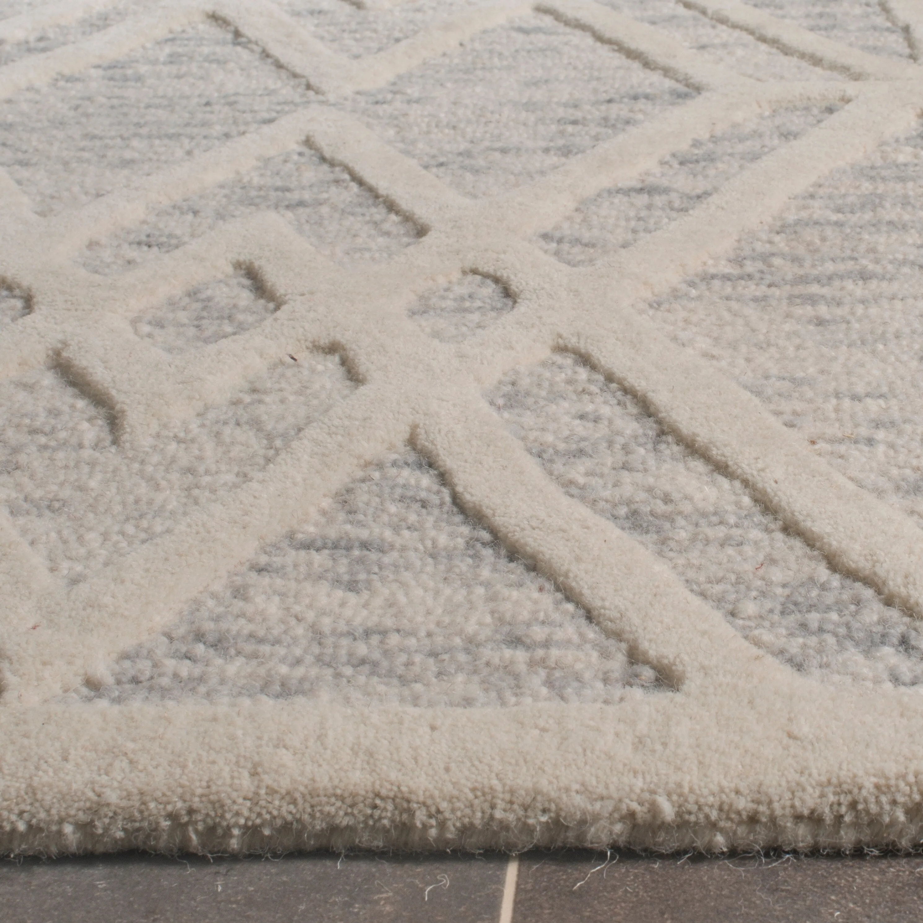 SAFAVIEH Handmade Cambridge Chieko Modern Wool Rug