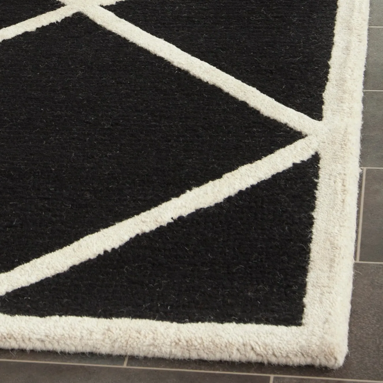 SAFAVIEH Handmade Cambridge Vija Modern Moroccan Wool Rug