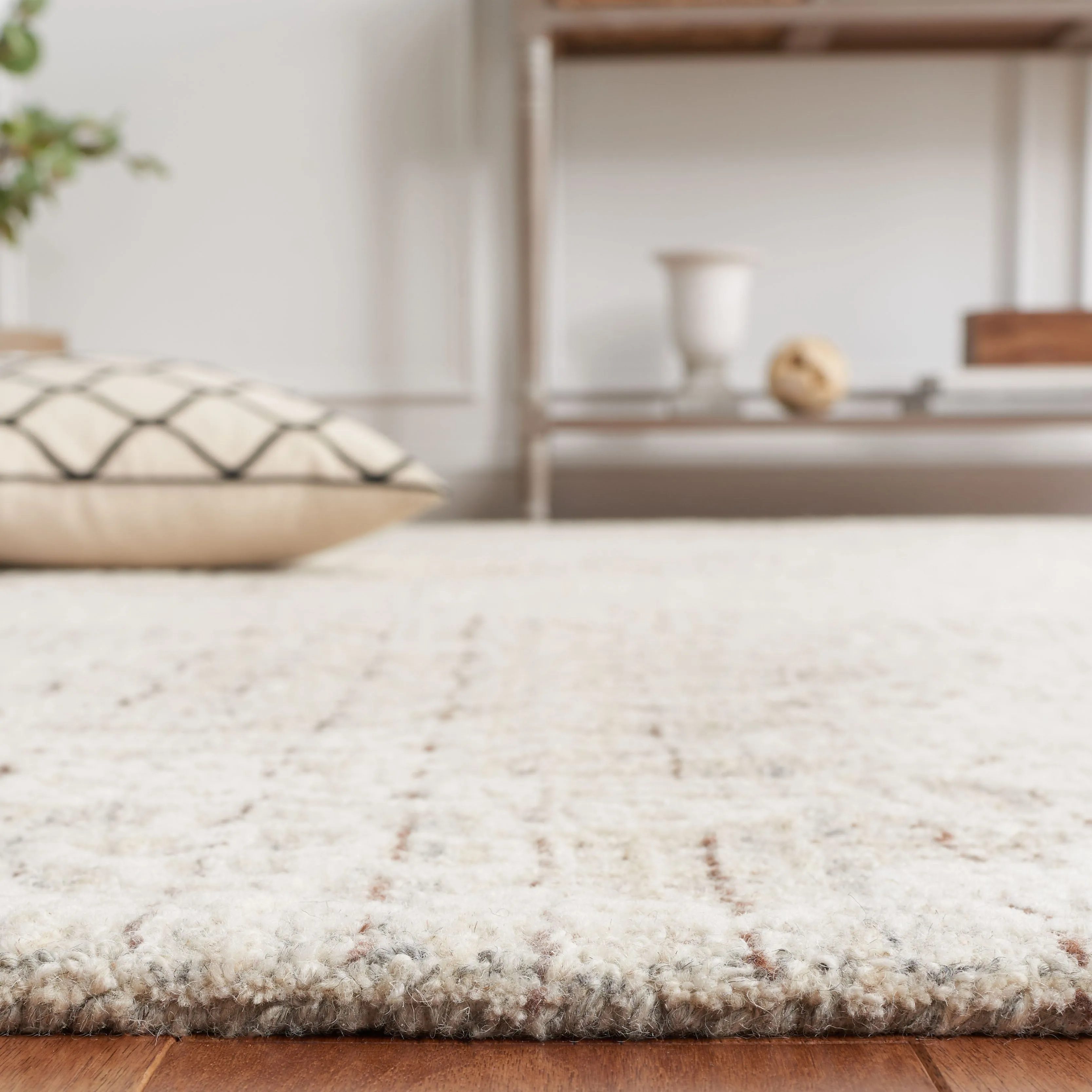 SAFAVIEH Handmade Ebony Dita Modern Floral Wool Rug