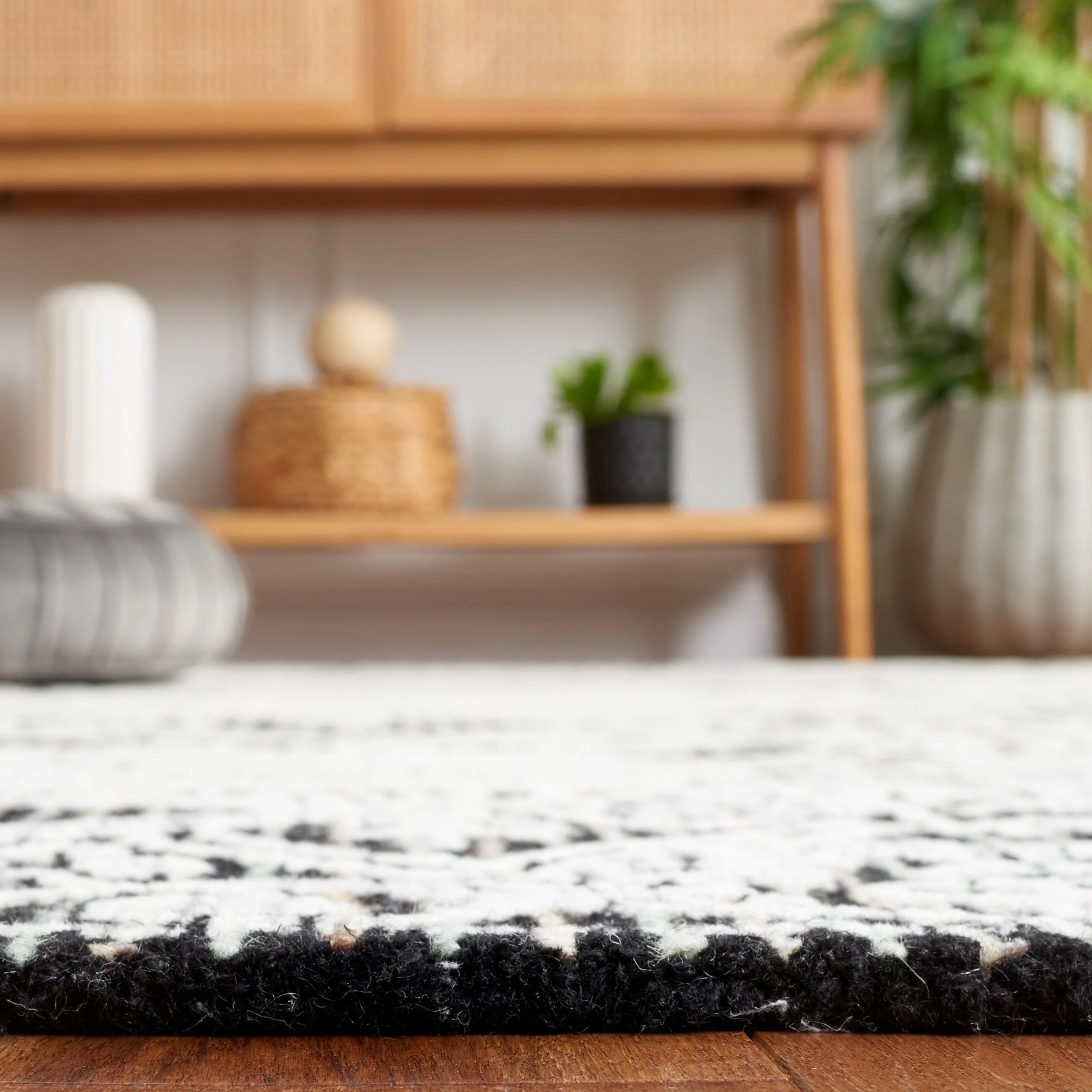 SAFAVIEH Handmade Ebony Dita Modern Floral Wool Rug