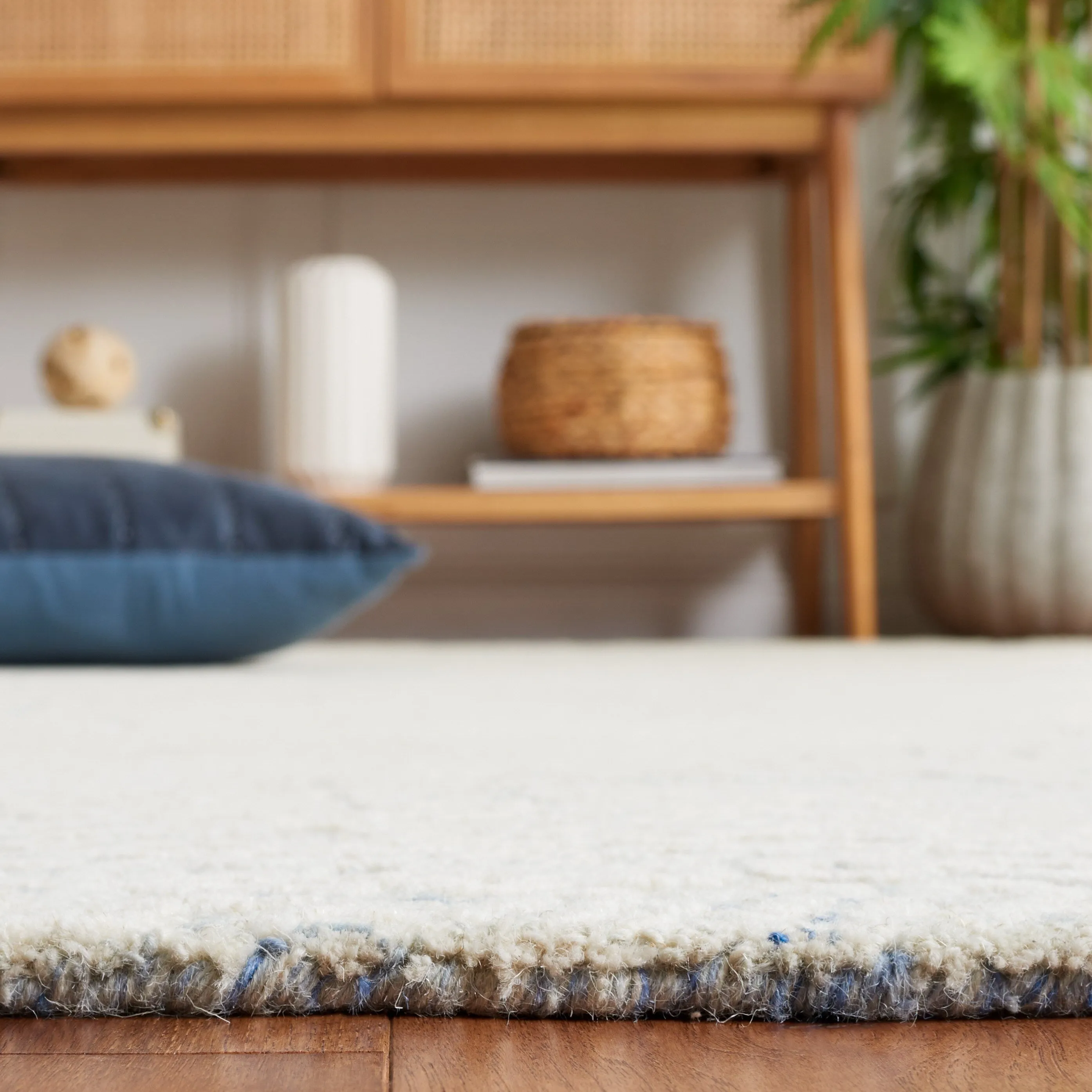 SAFAVIEH Handmade Ebony Siggi Modern Wool Rug