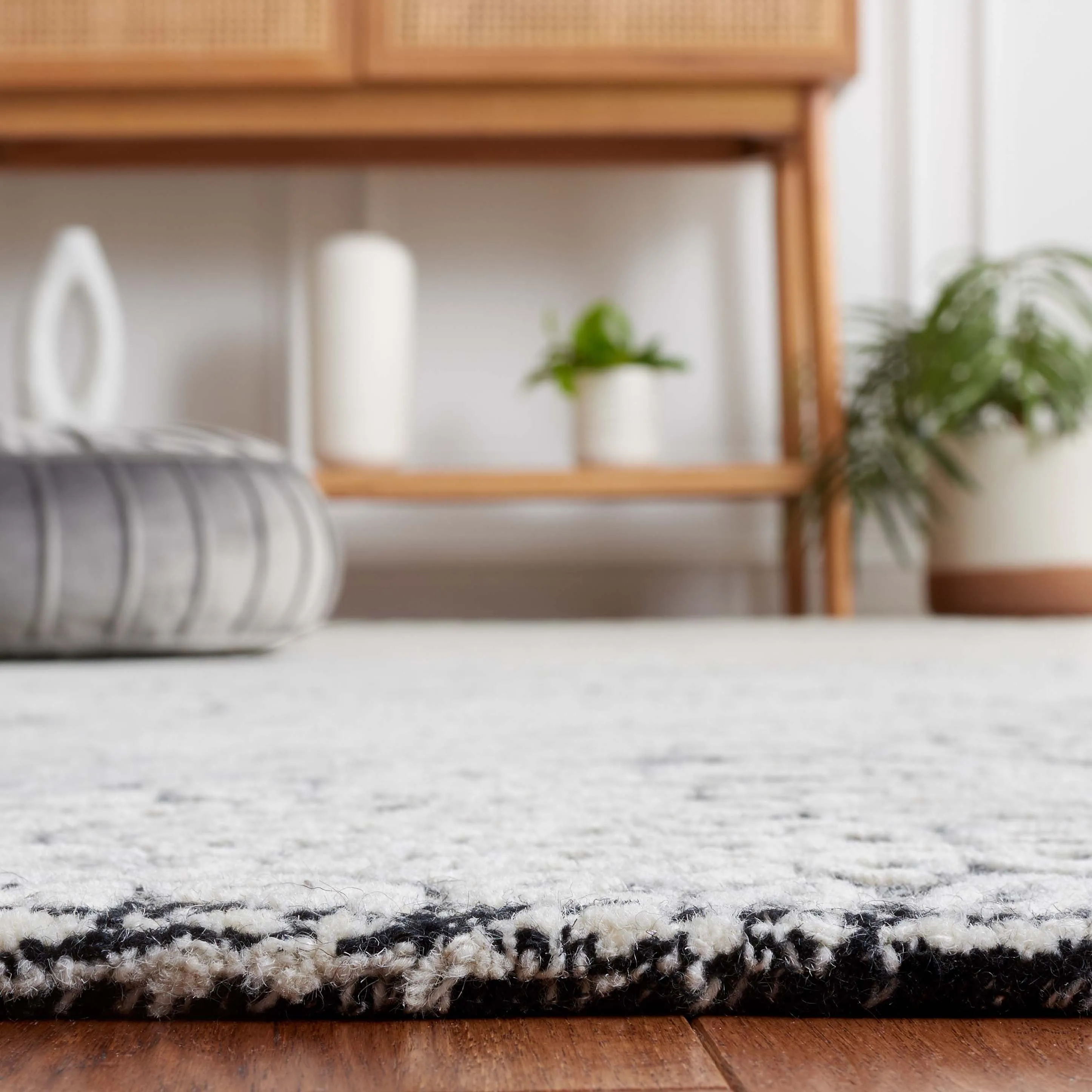 SAFAVIEH Handmade Ebony Siggi Modern Wool Rug
