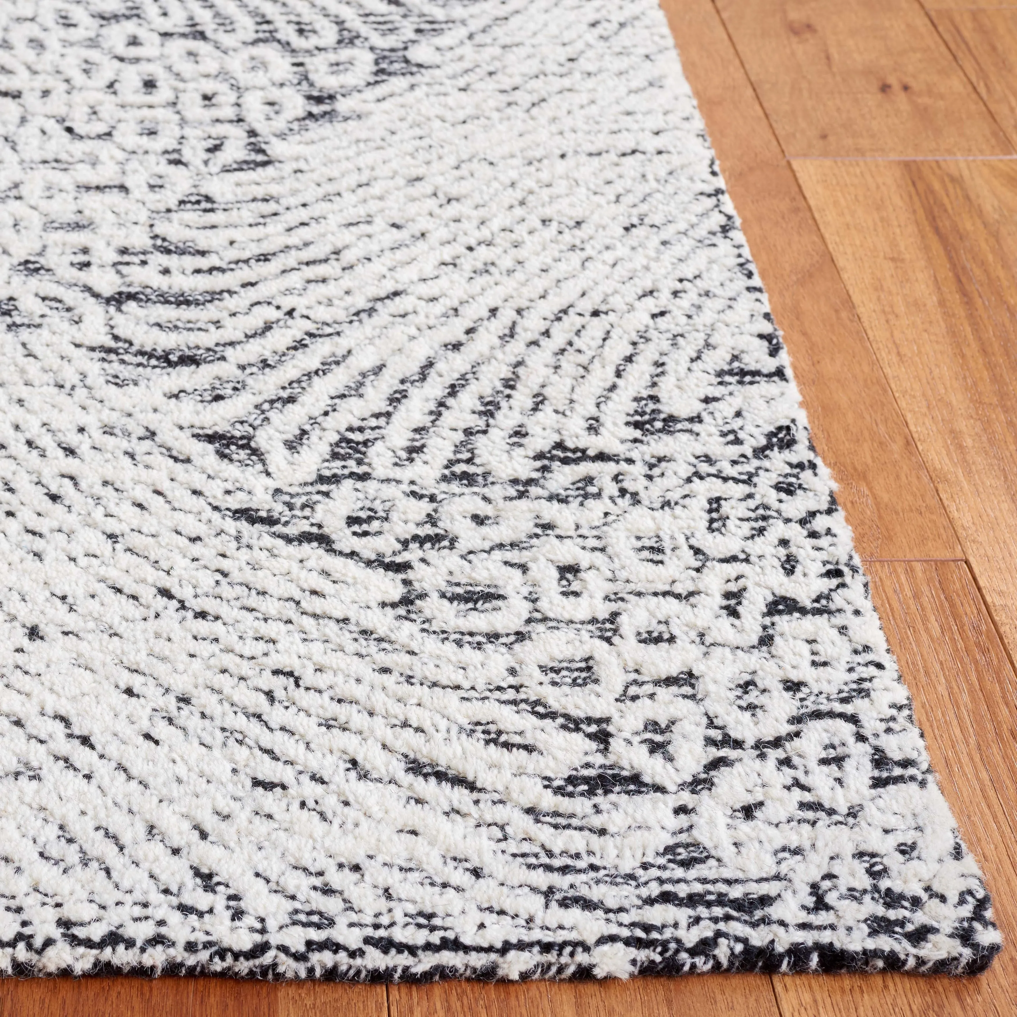 SAFAVIEH Handmade Ebony Siggi Modern Wool Rug