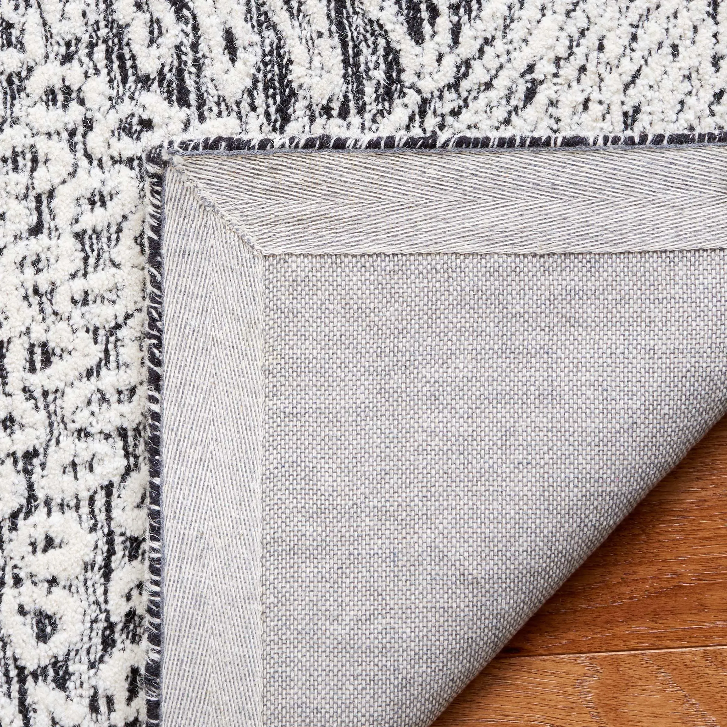 SAFAVIEH Handmade Ebony Siggi Modern Wool Rug